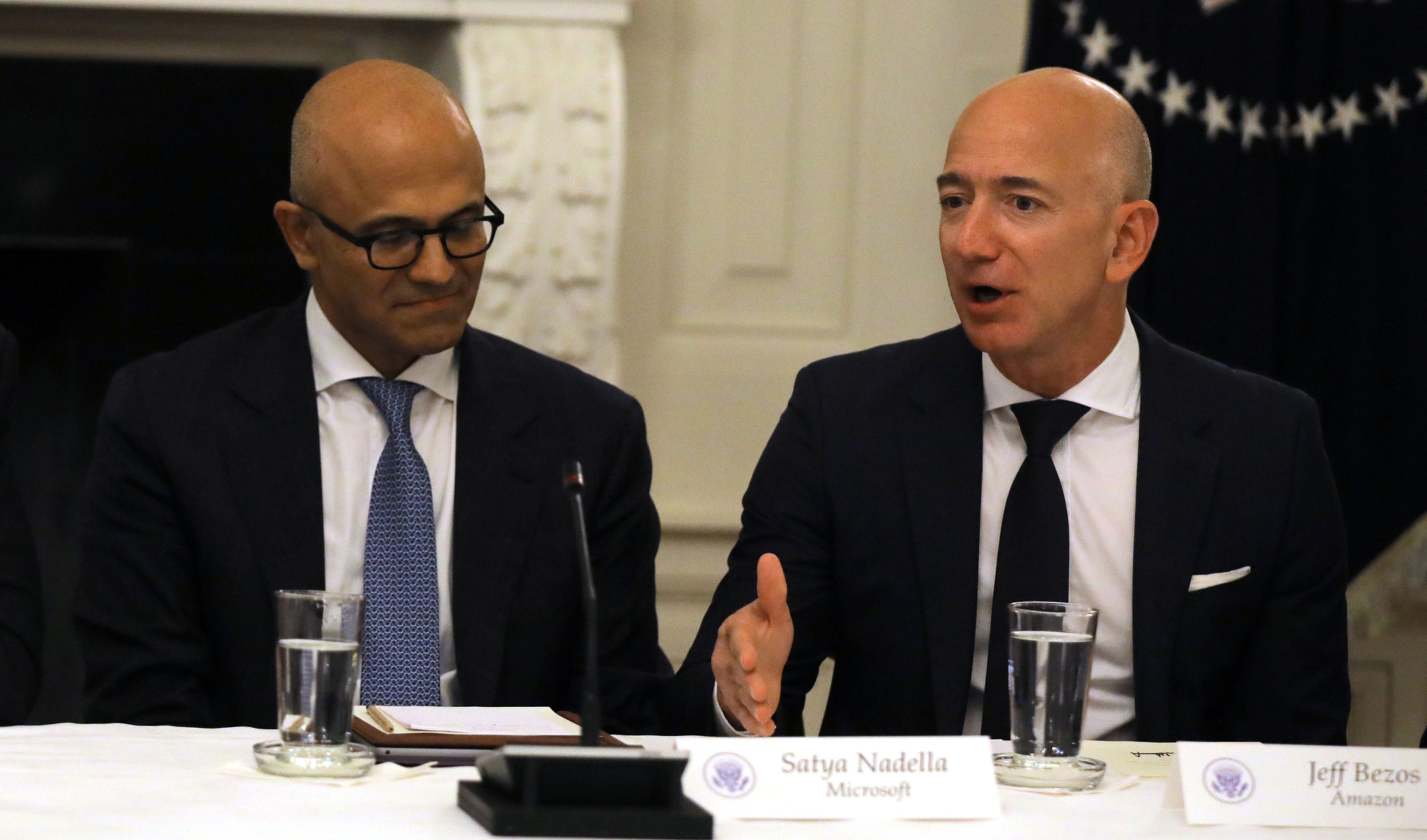 El CEO de Microsoft, Satya Nadella, y el de Amazon, Jeff Bezos