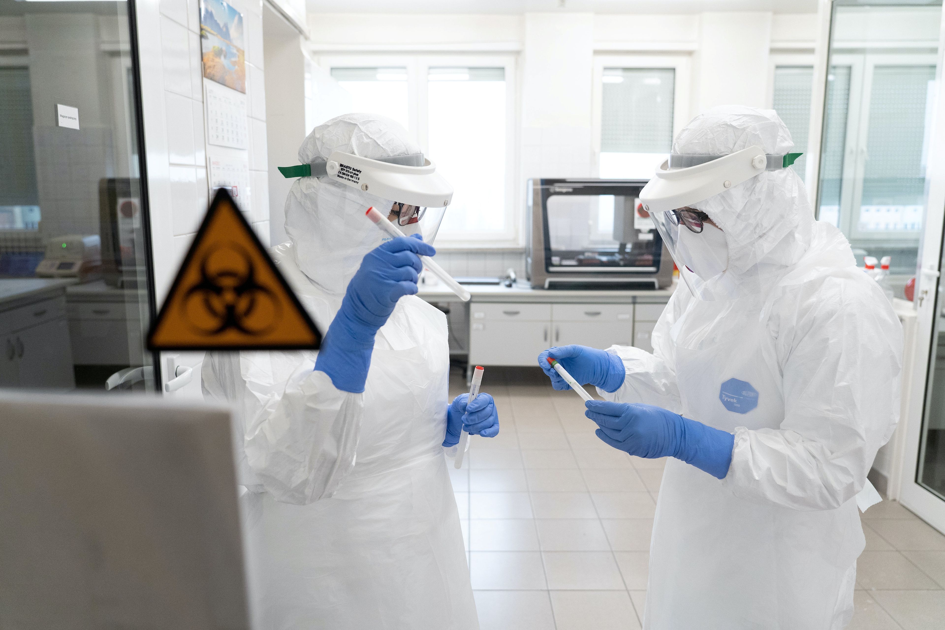 Científicos preparan test diagnósticos de coronavirus en un laboratorio.