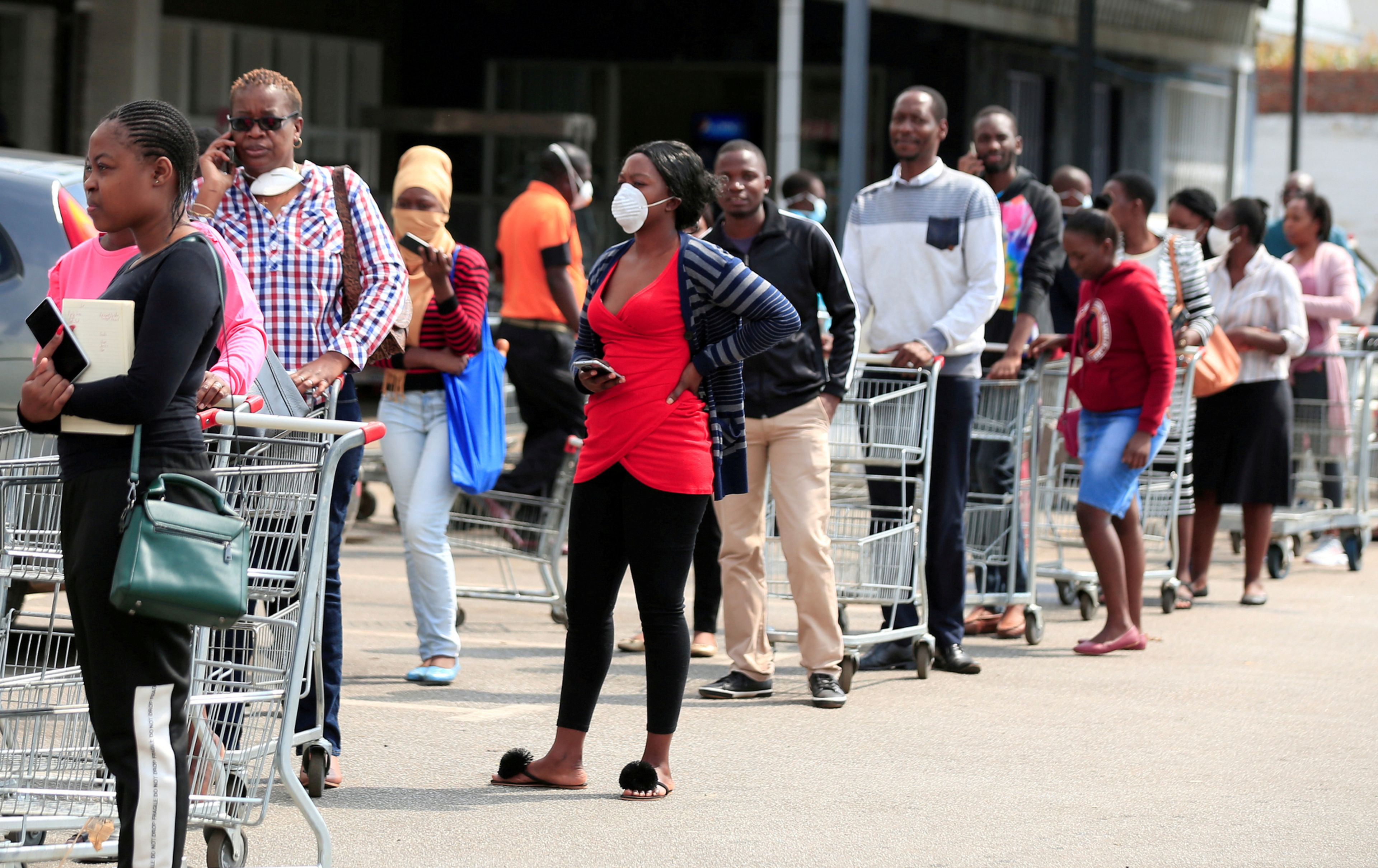 Cola ante un supermercado de Harare (Zimbabwe)