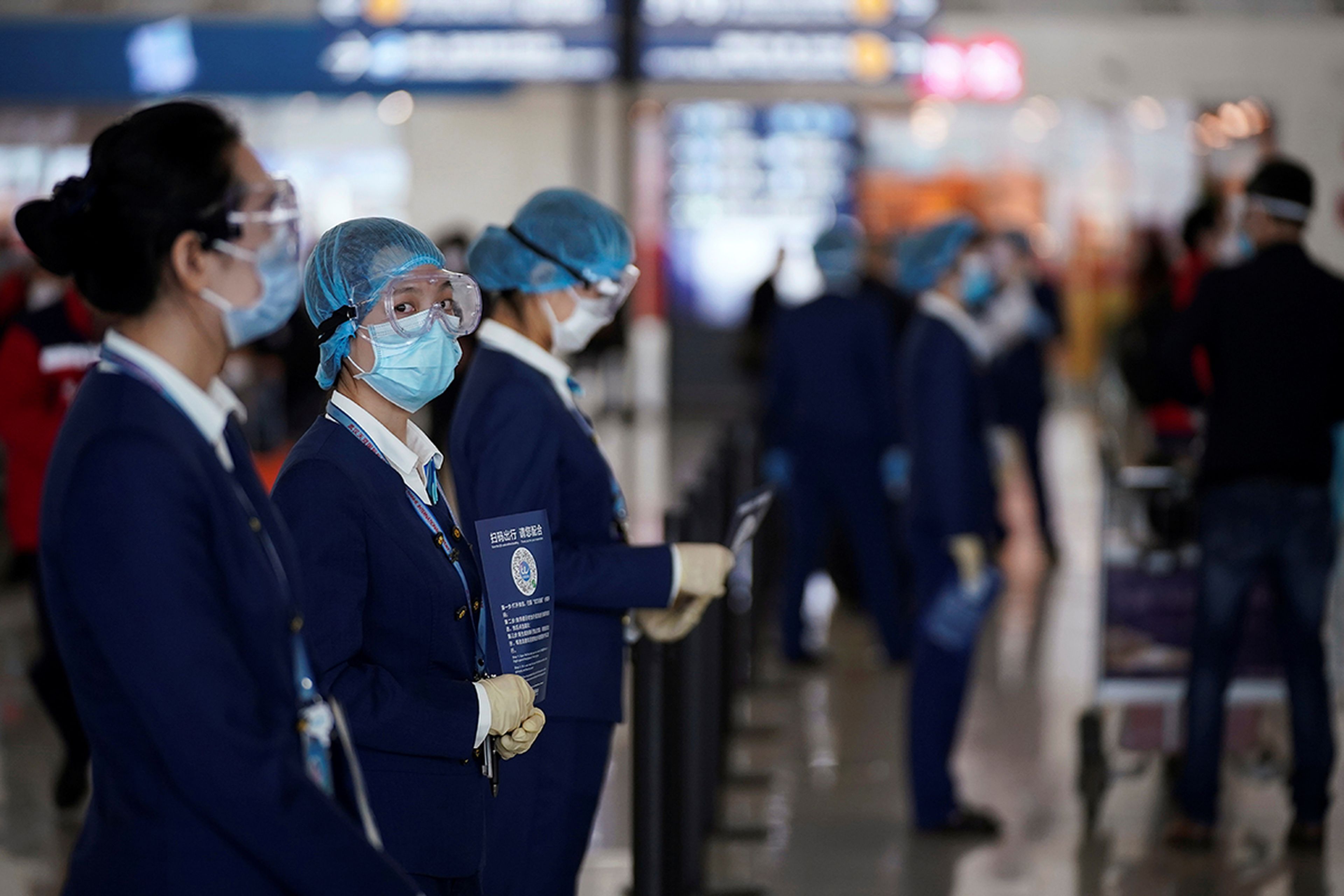 El staff del aeropuerto comprueban la salud a los pasajeros mediante un código QR.