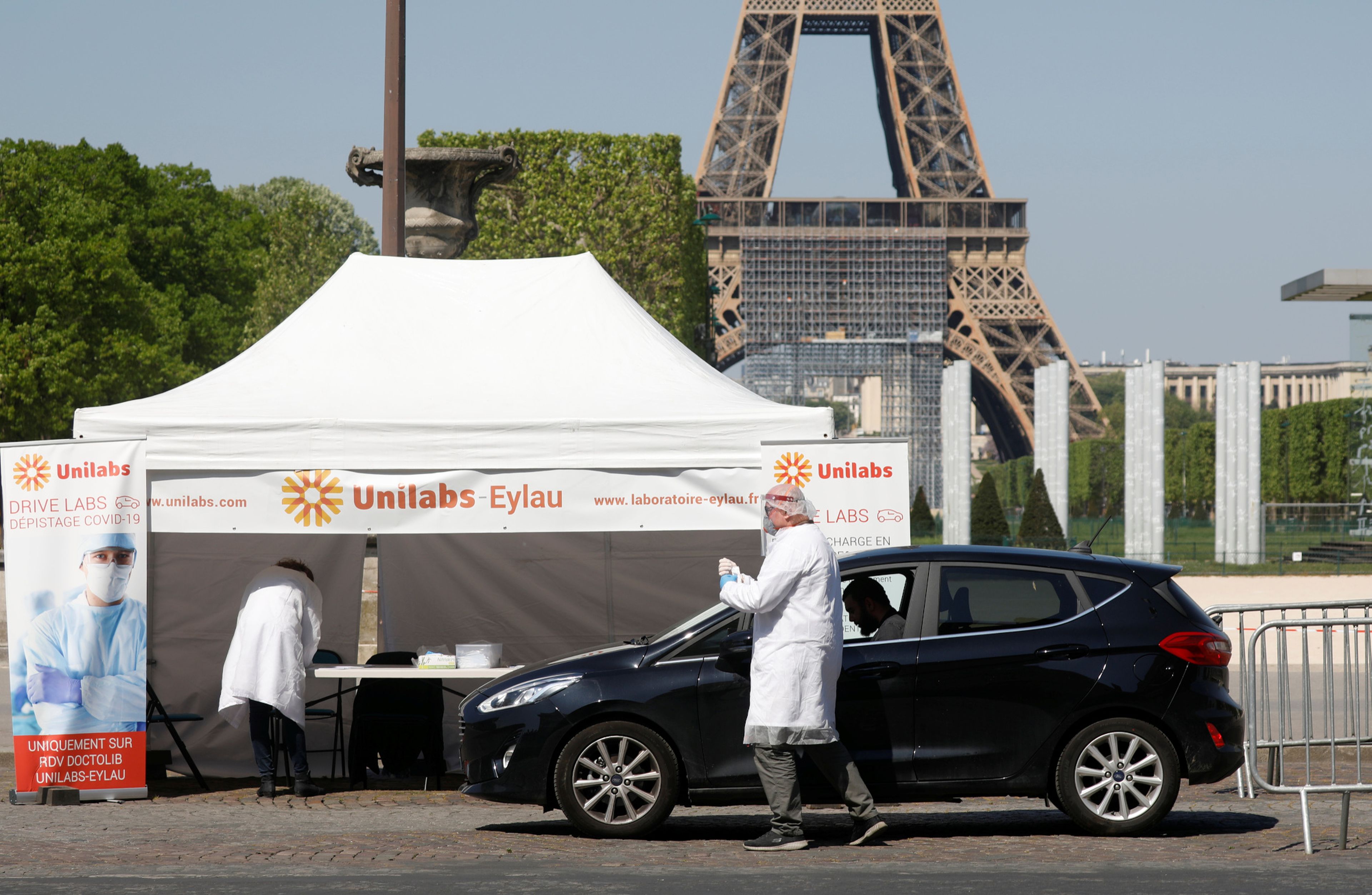 Un espacio de test de detección de la enfermedad por coronavirus instalado en los Campos de Marte cerca de la torre Eiffel en París, Francia, el 20 de abril de 2020.