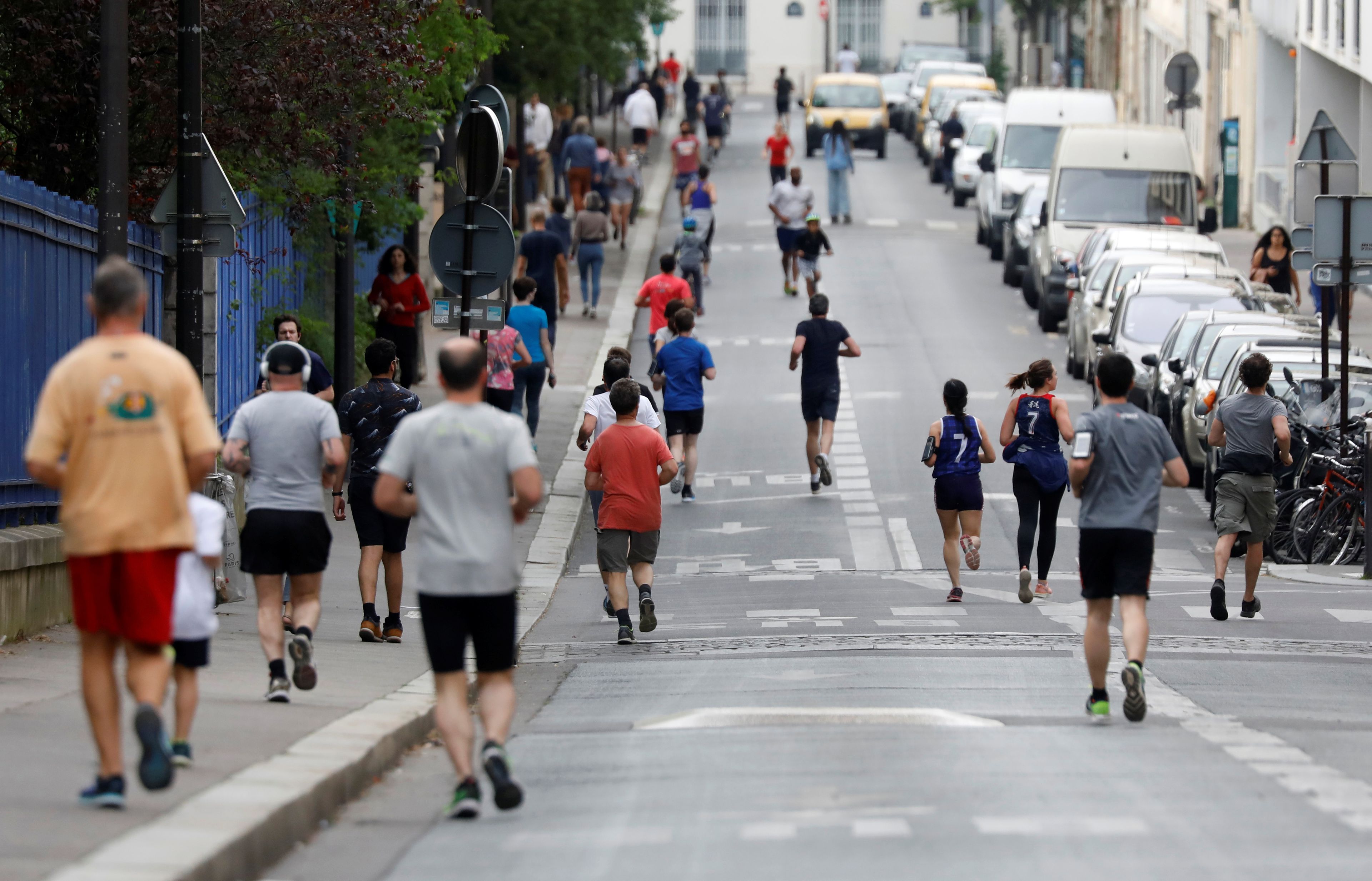 Varias personas haciendo deporte en París durante la pandemia de coronavirus