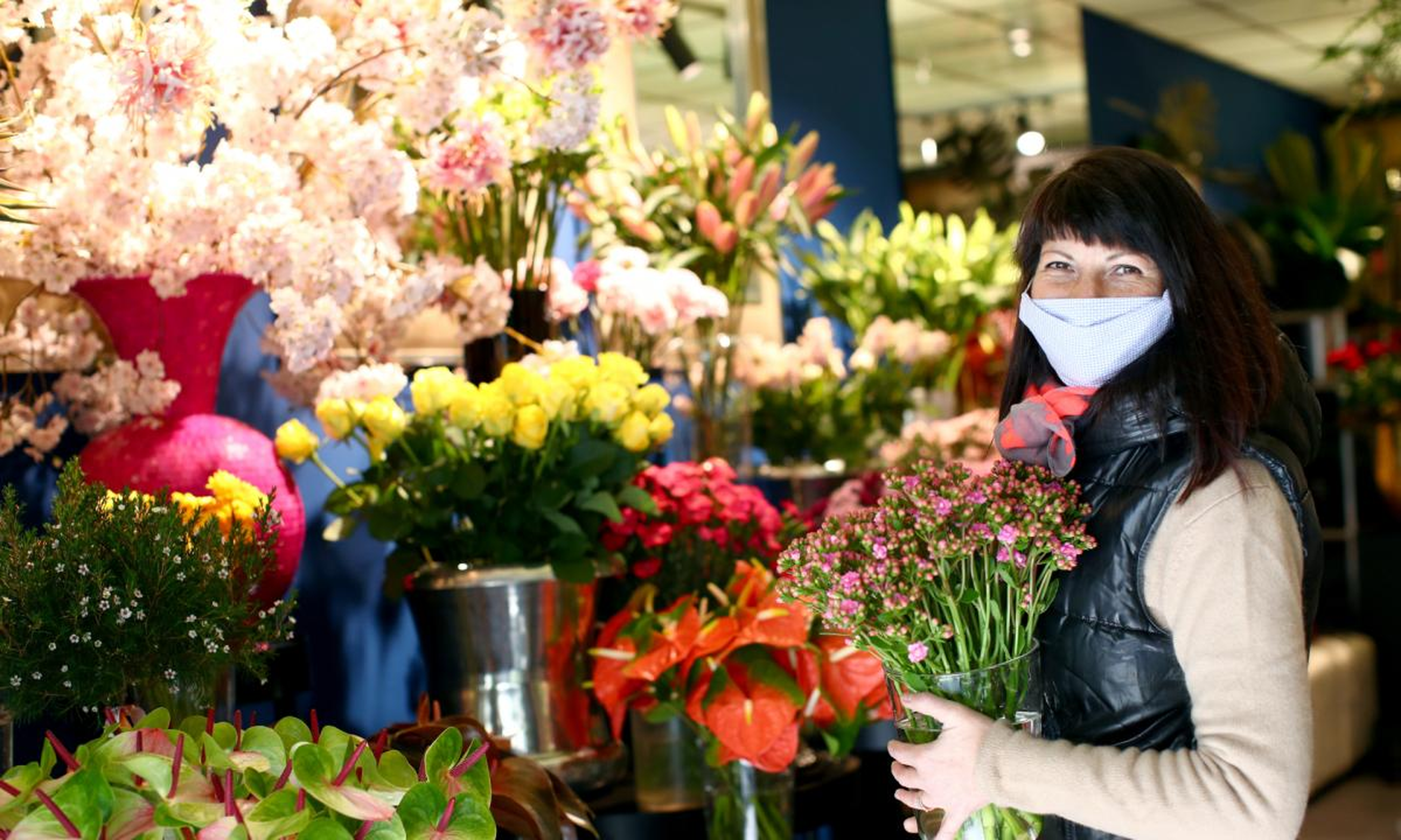 Una florista vienesa posa en su tienda recién reabierta tras la pandemia de coronavirus.