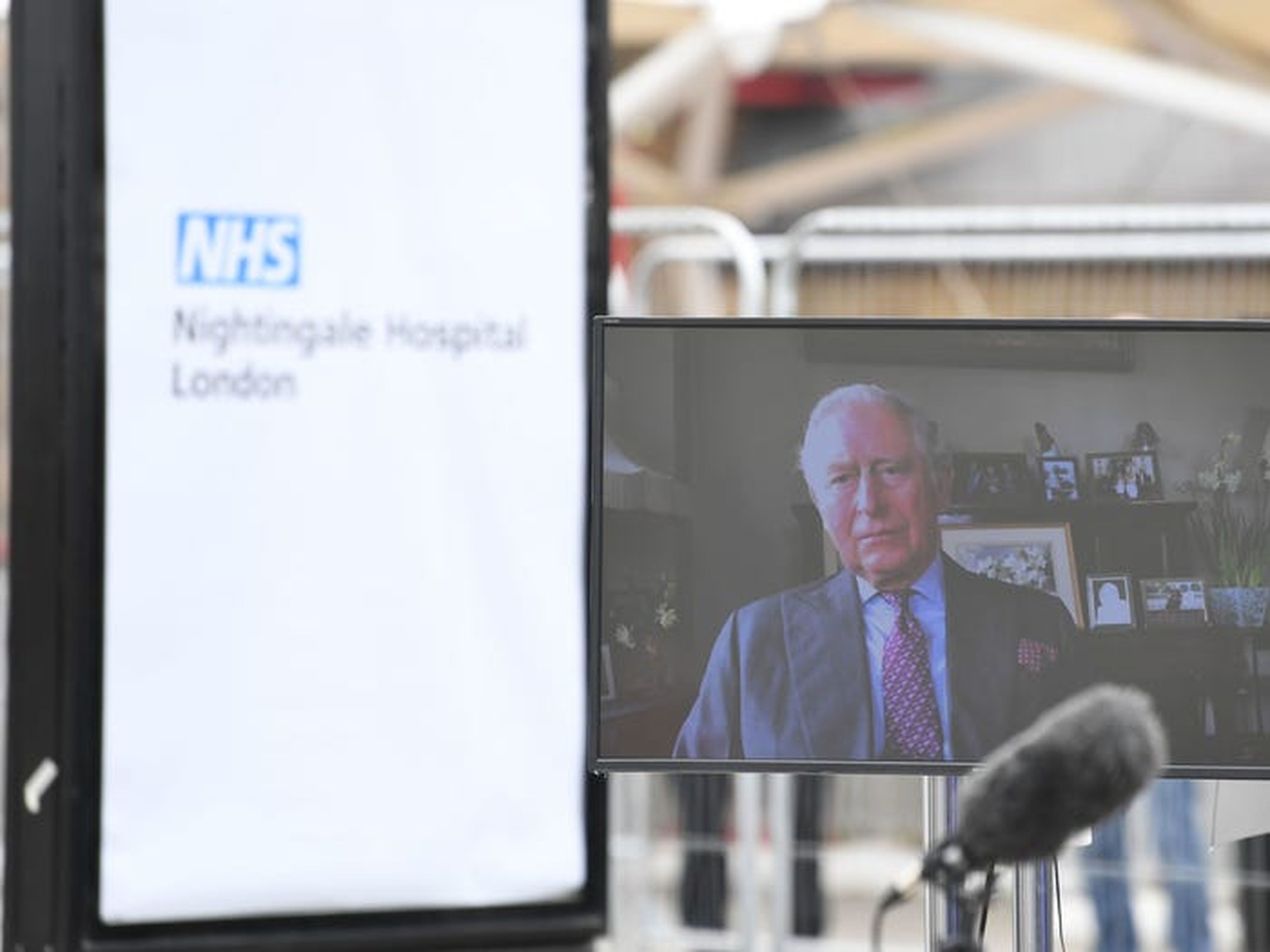 Príncipe Carlos en la inauguración del Nightingale Hospital de Londres.