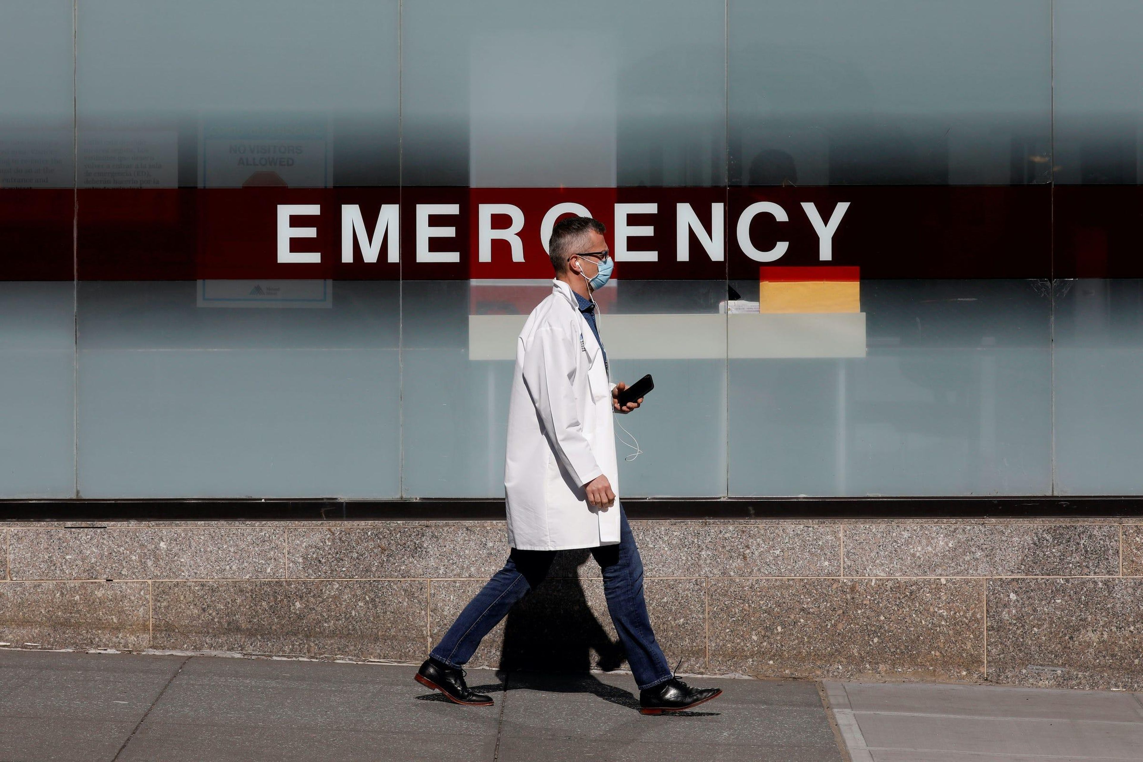 Un médico con mascarilla en los exteriores del Hospital Monte Sinaí en Nueva  York.