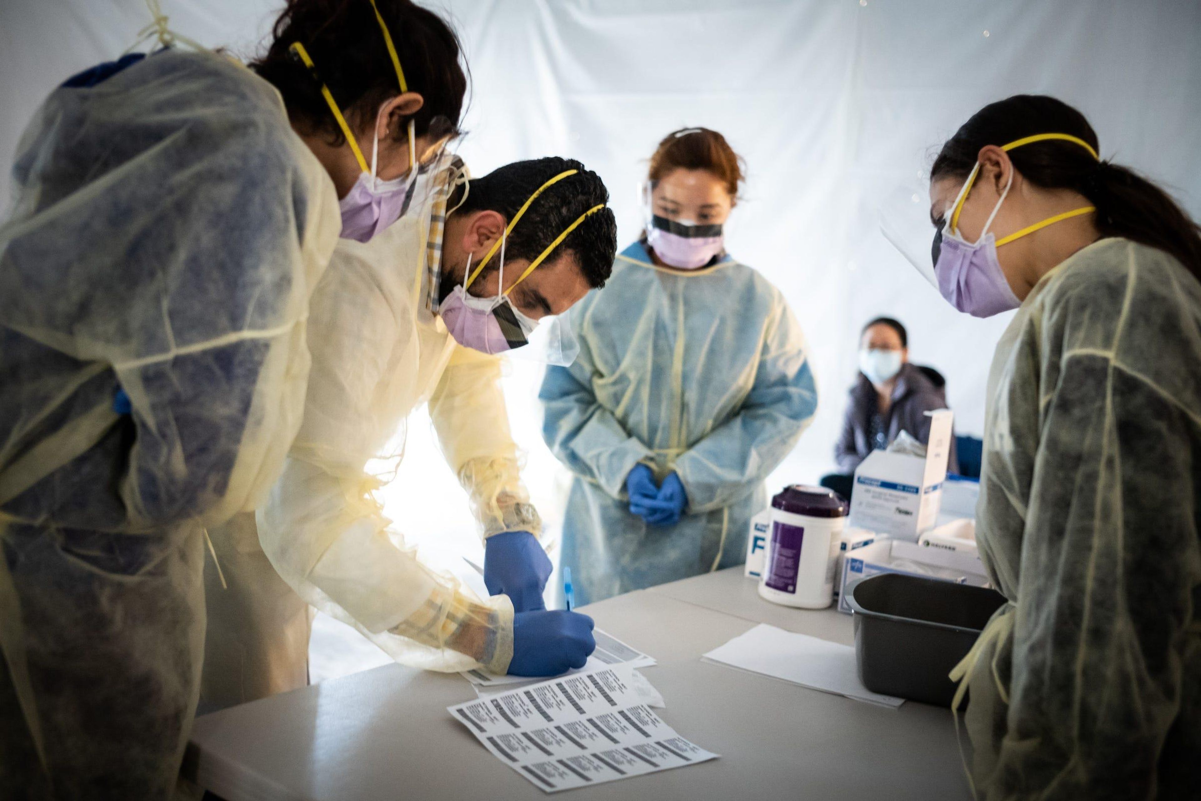 Los médicos hacen pruebas al personal sanitario durante la pandemia del coronavirus.