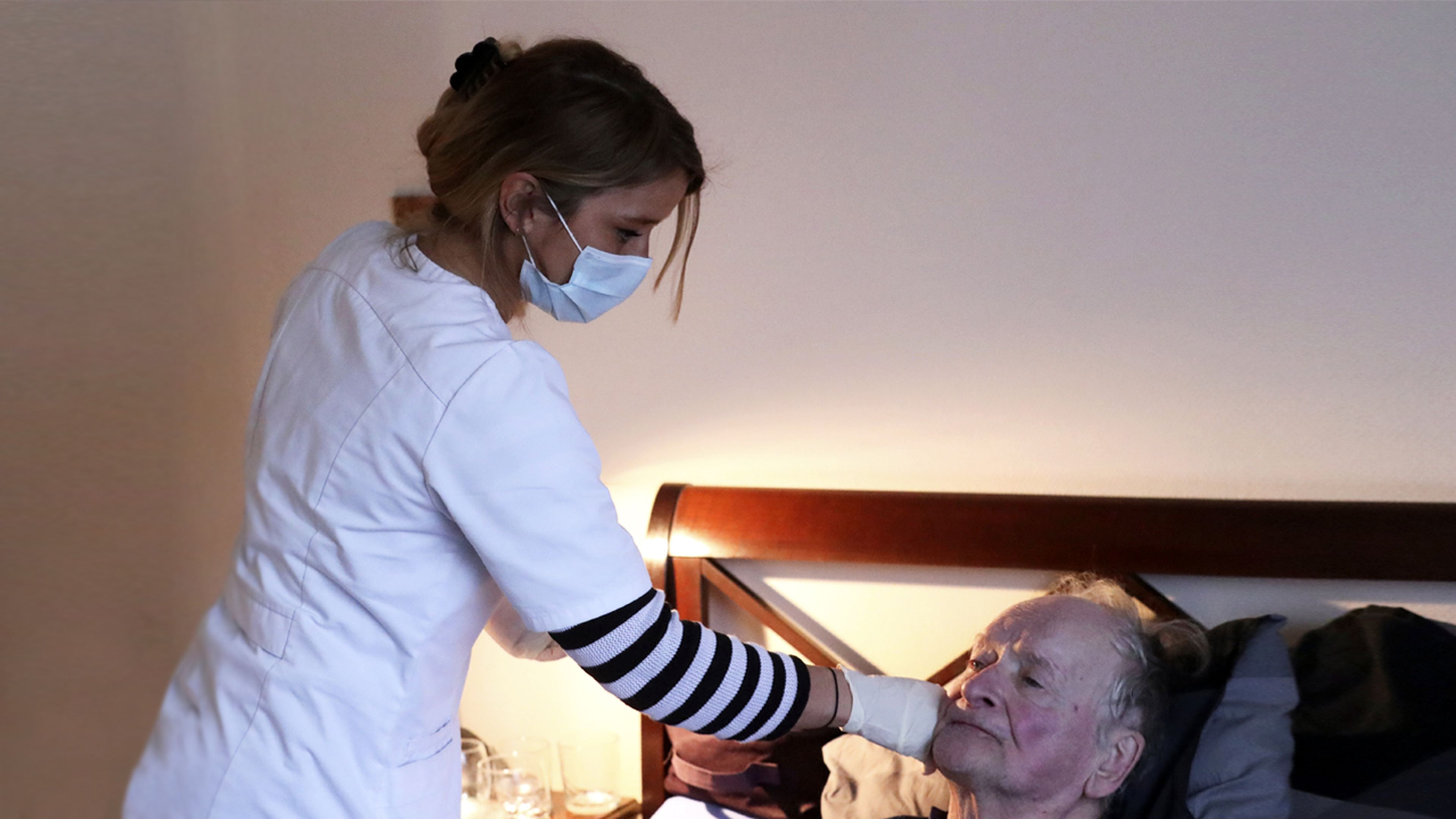 Enfermera cuidando de un paciente en casa