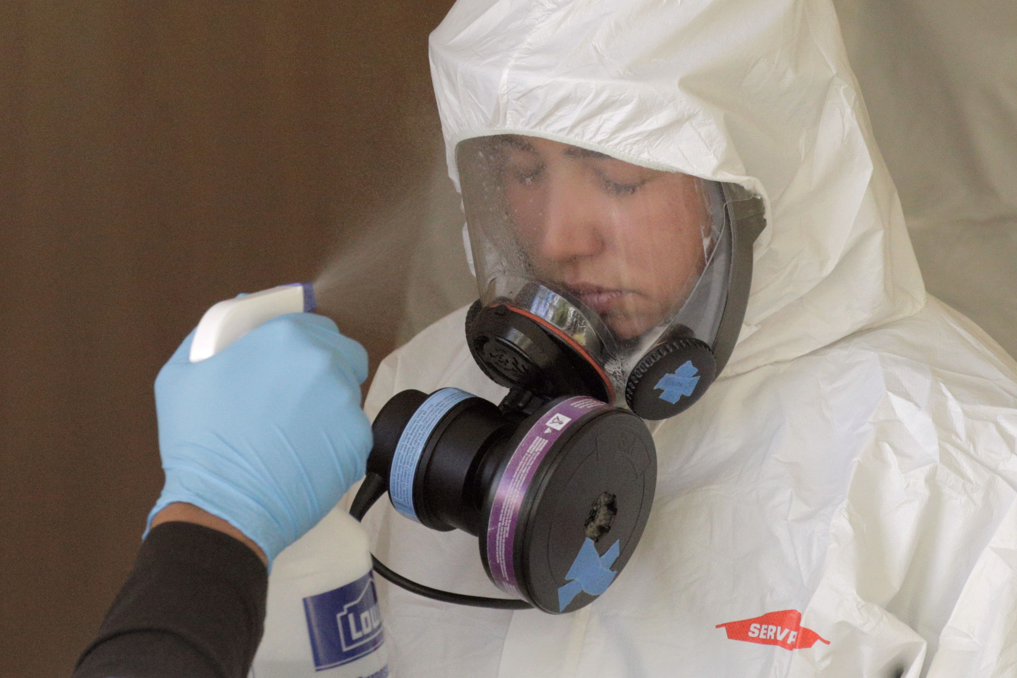 Una enfermera se protege contra la pandemia del coronavirus