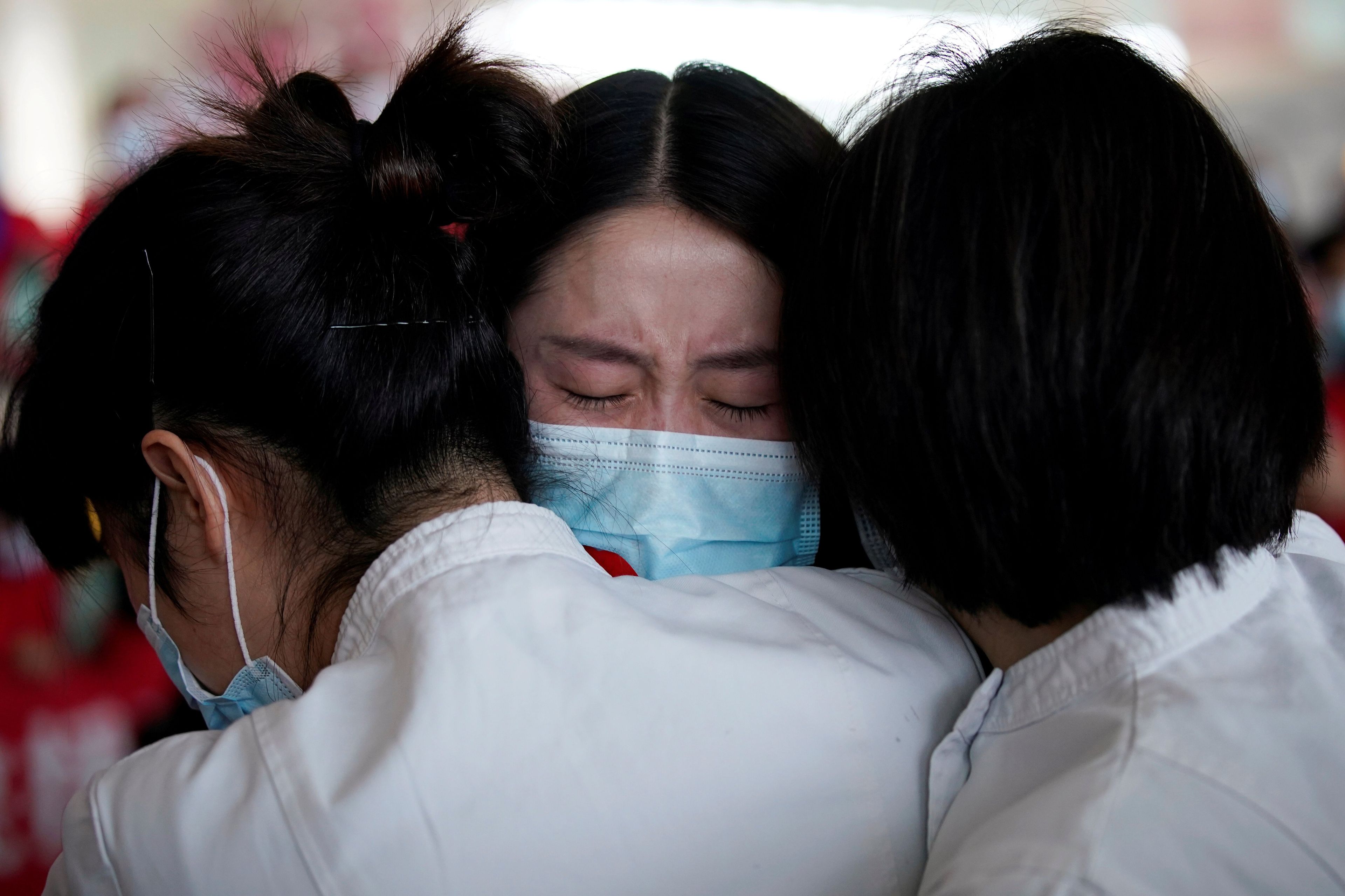 Enfermeras abrazándose