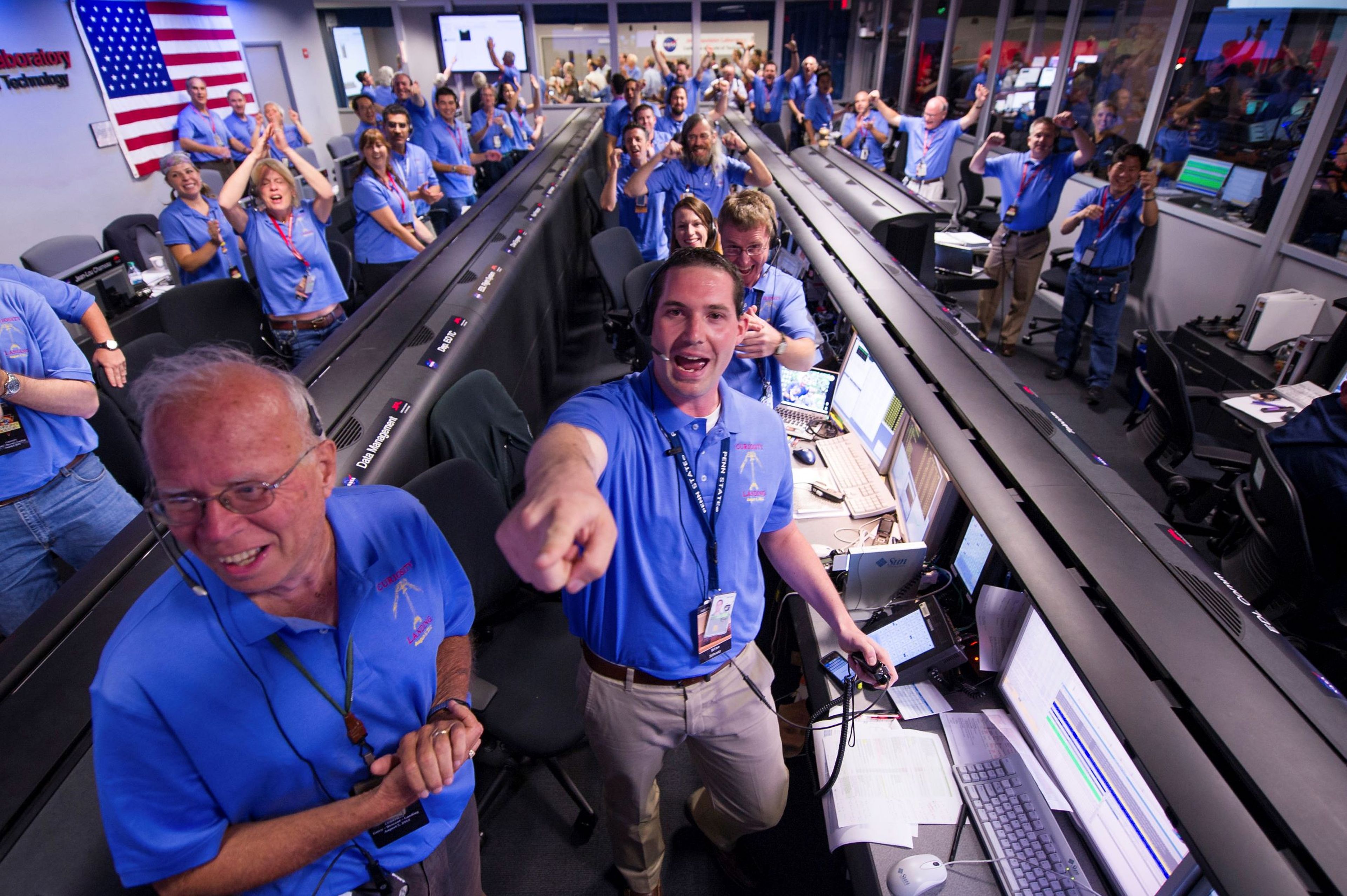 El equipo de la NASA encargado del Curiosity celebra su exitoso aterrizaje en Marte.