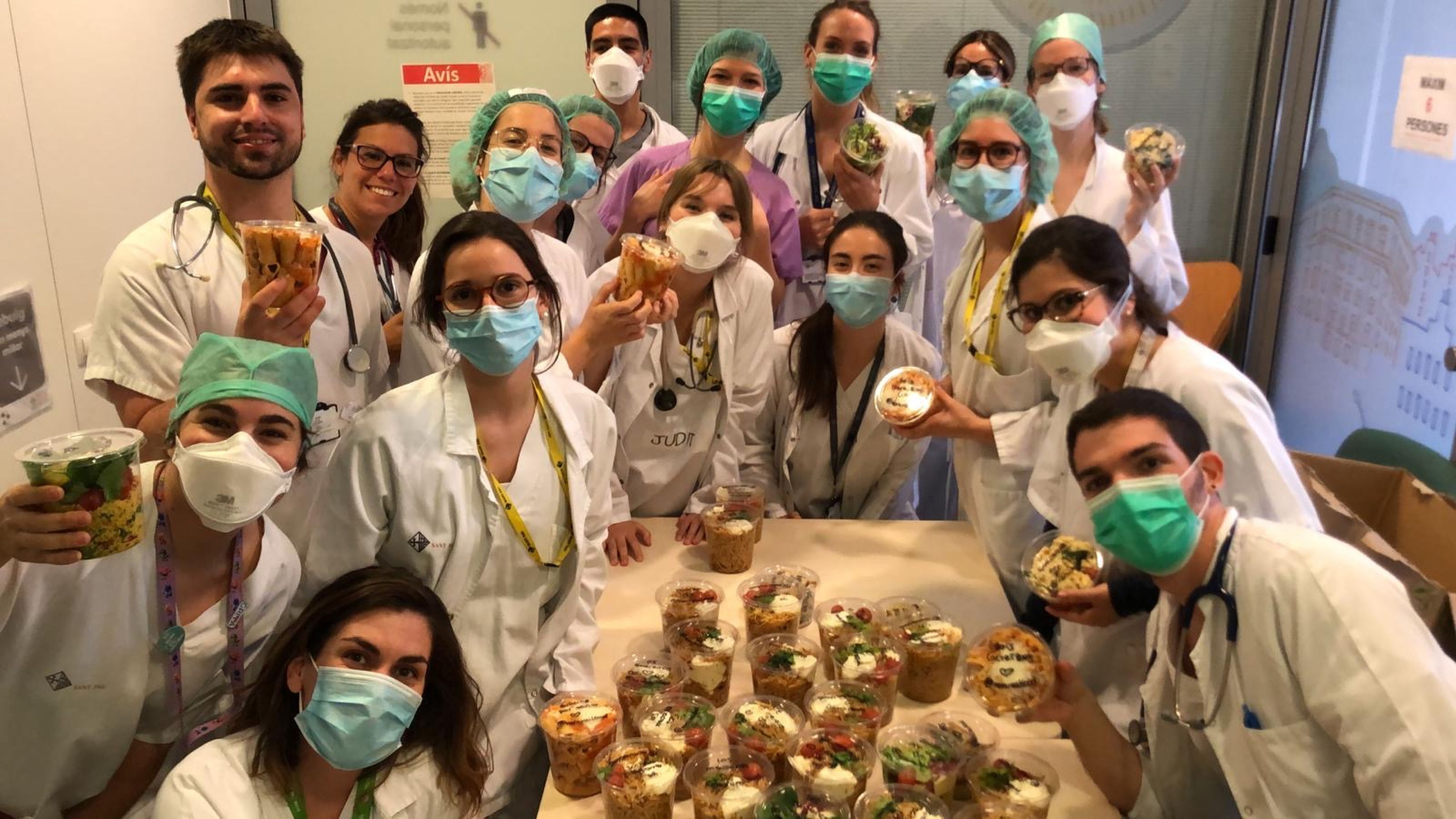 Un equipo de sanitarios con los paquetes de comida de Nora Real Food