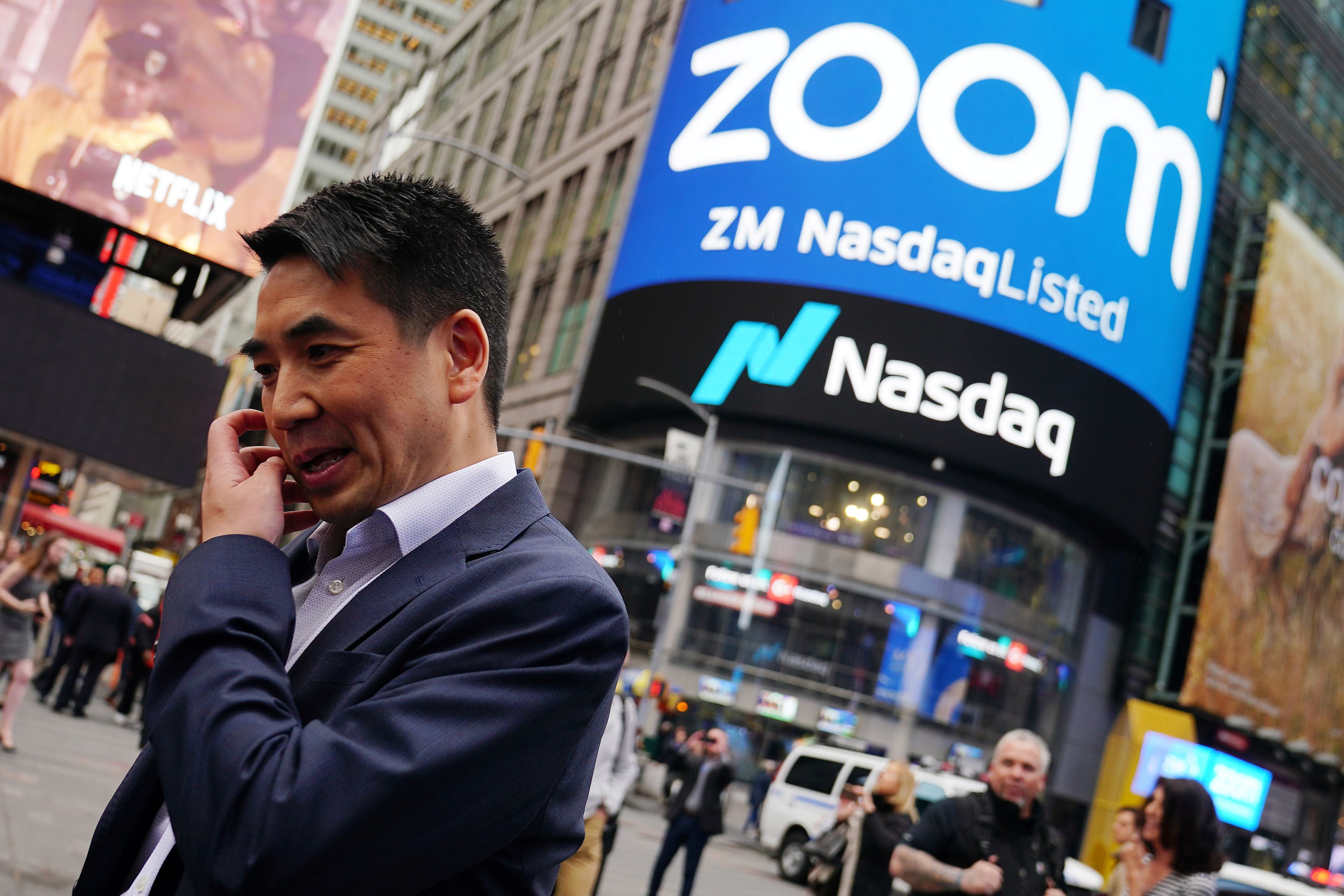 Eric Yuan, CEO de Zoom, tras la ceremonia por la que su compañía empezó a cotizar en NASDAQ.