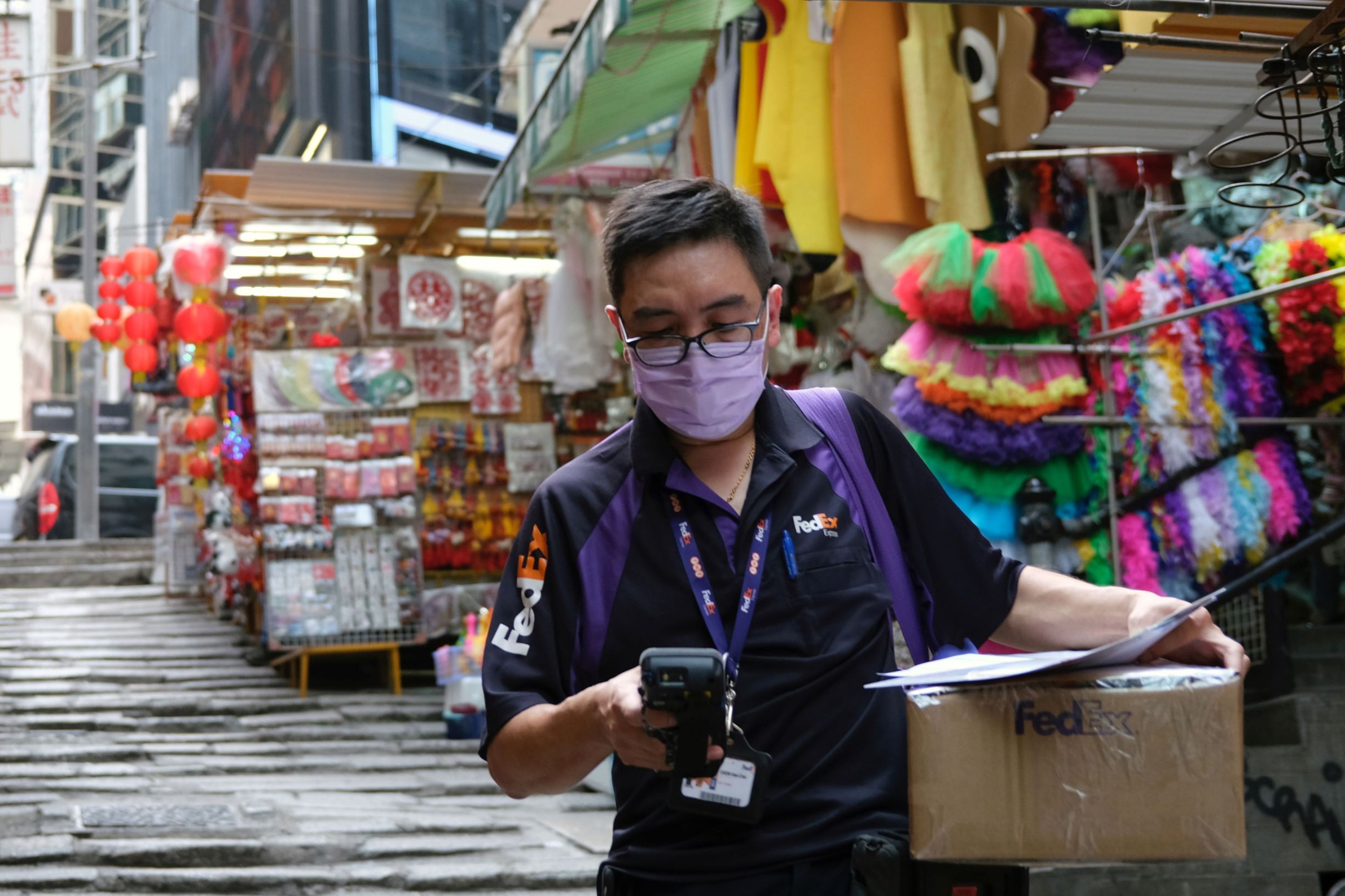 Repartidor de FedEx en Hong Kong.