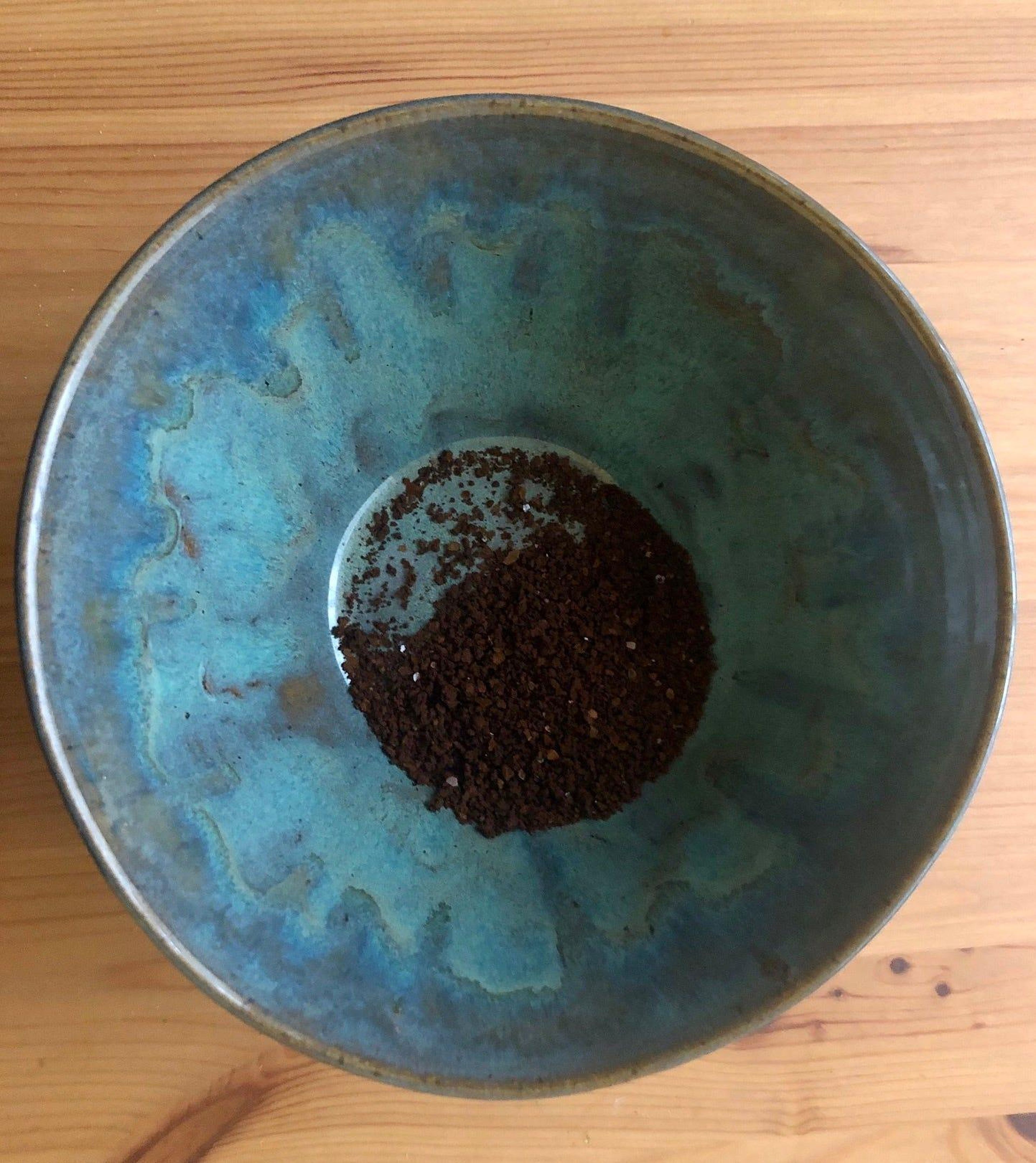 La mayoría de las recetas de café dalgona requieren dos cucharadas de café instantáneo.