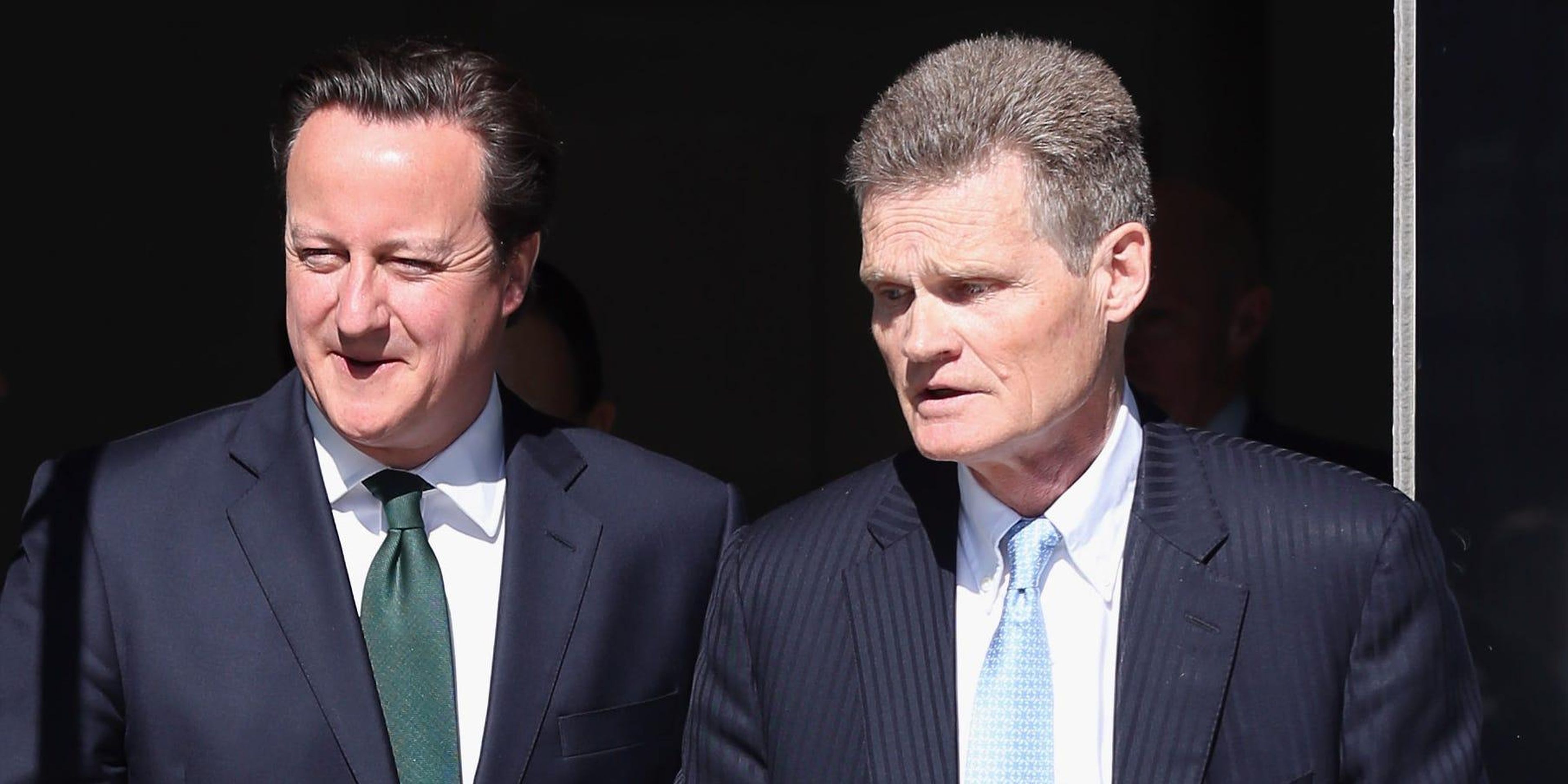 El ex primer ministro británico David Cameron con el profesor Sir John Bell en Oxford en mayo de 2013.