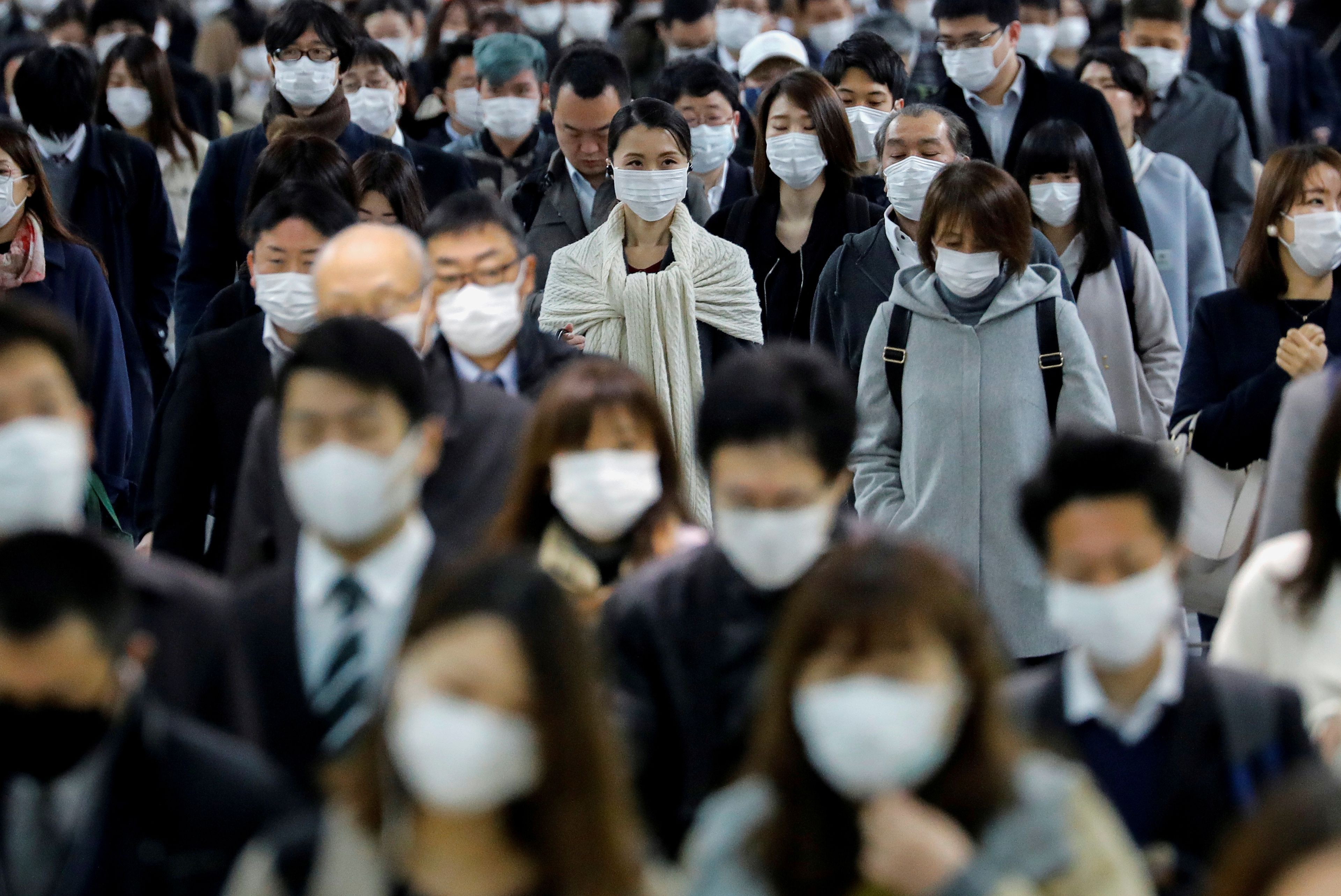 Gente paseando con mascarilla por Tokio durante la pandemia del coronavirus