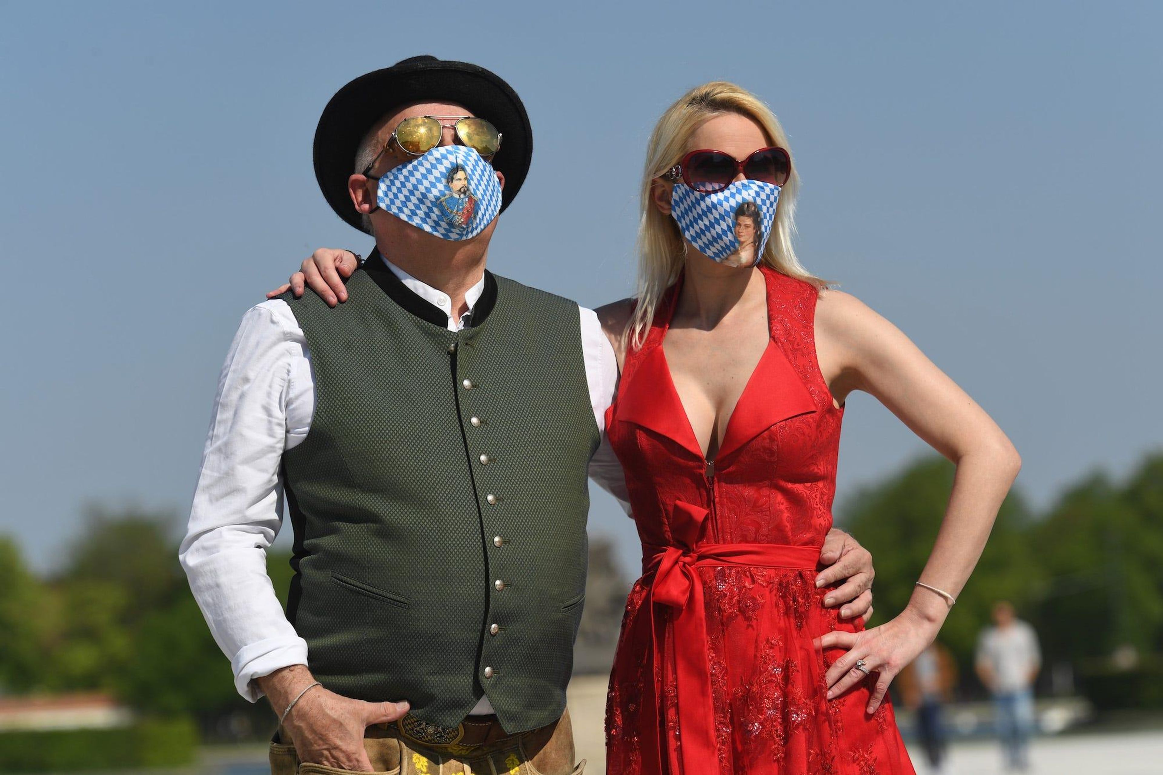 Una pareja alemana lleva mascarillas con el tradicional estampado de Baviera, el 25 de abril de 2020.