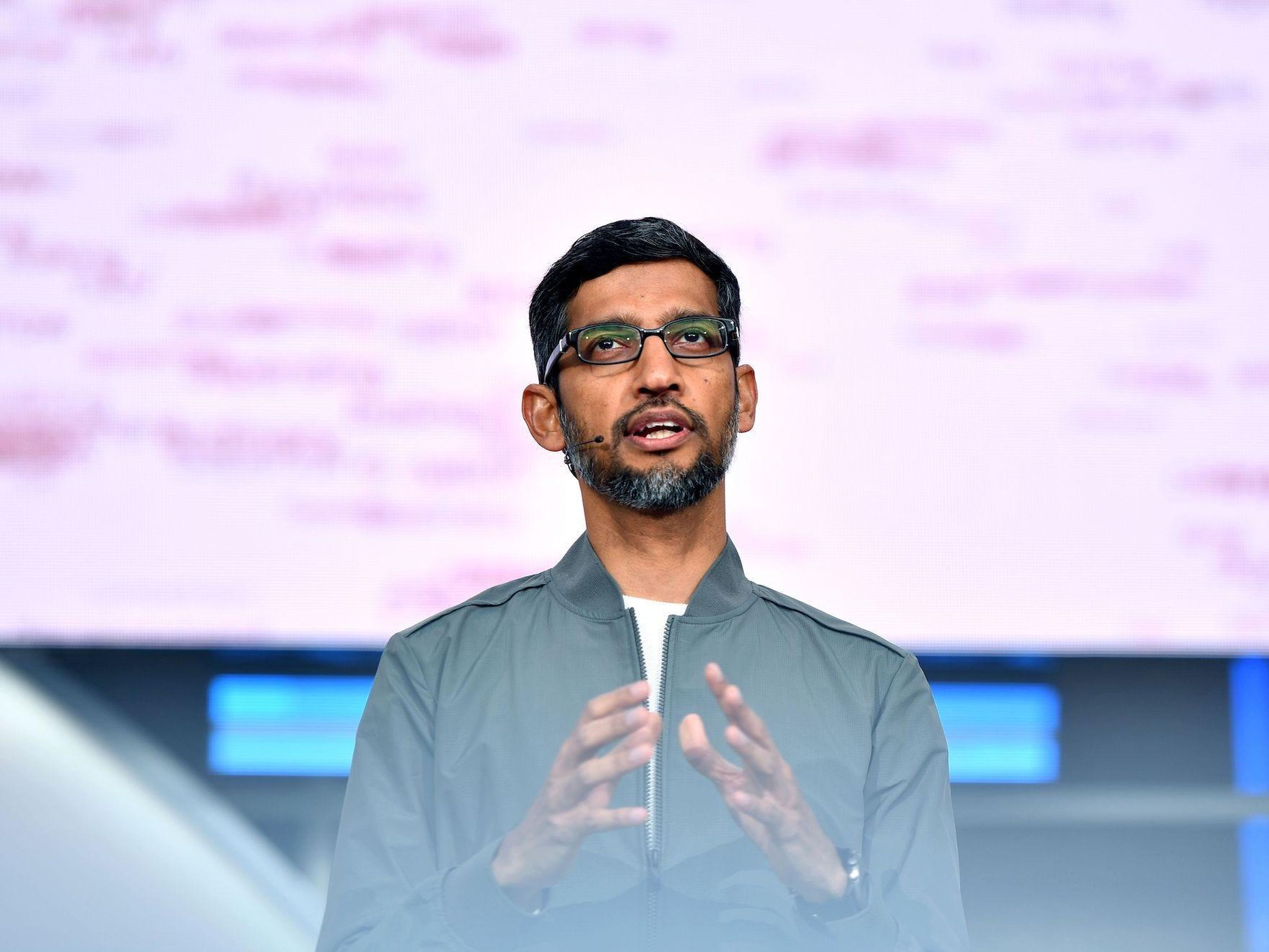 Sundar Pichai, CEO de Google y Alphabet, habla durante la sesión de apertura de Google I/O en el Anfiteatro Shoreline de Mountain View, California, el 7 de mayo de 2019.