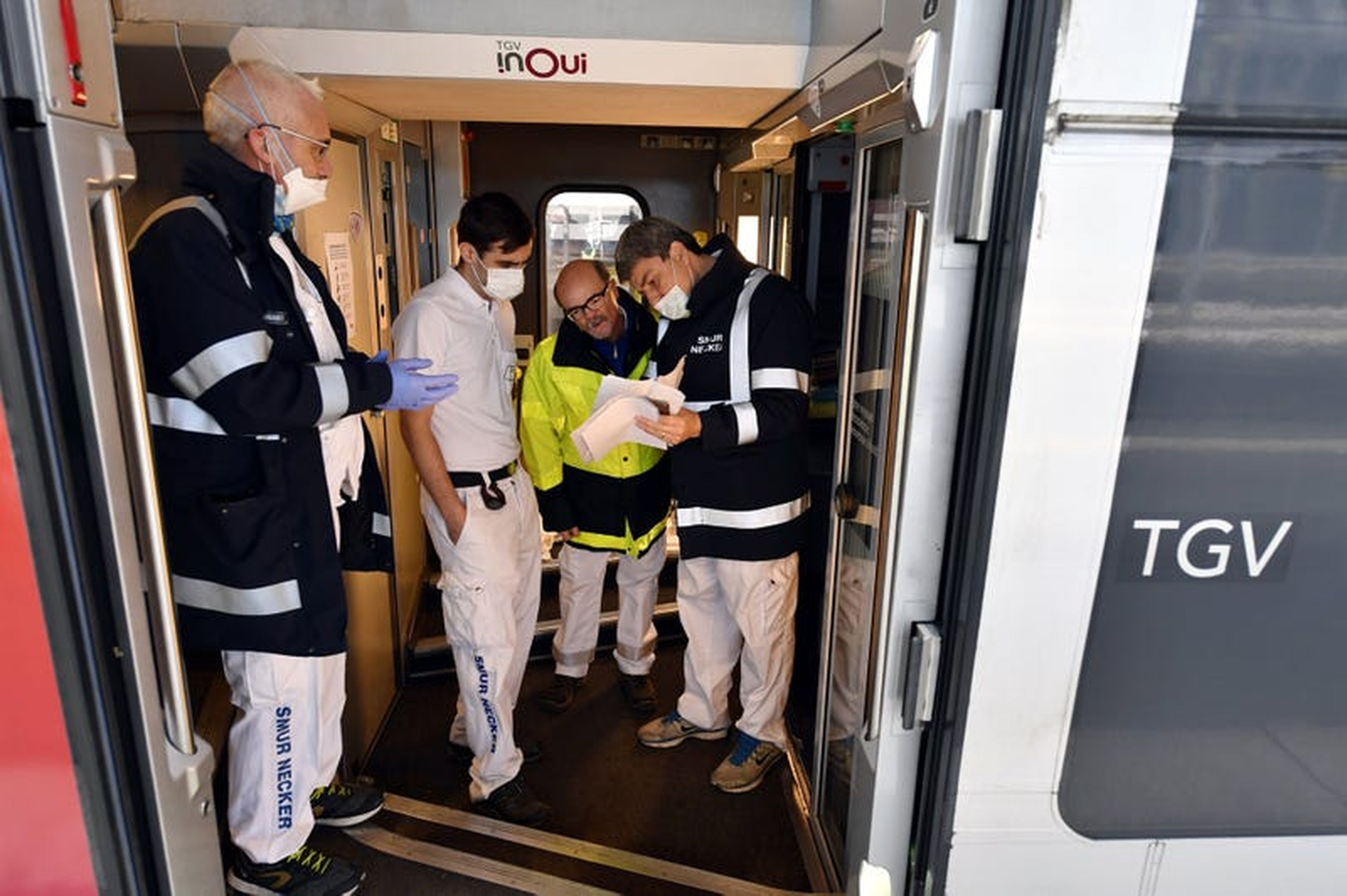 El jefe de la unidad de emergencia de un hospital hablando con un anestesista y coordinador de los trenes COVID-19 en el TGV el 29 de marzo.