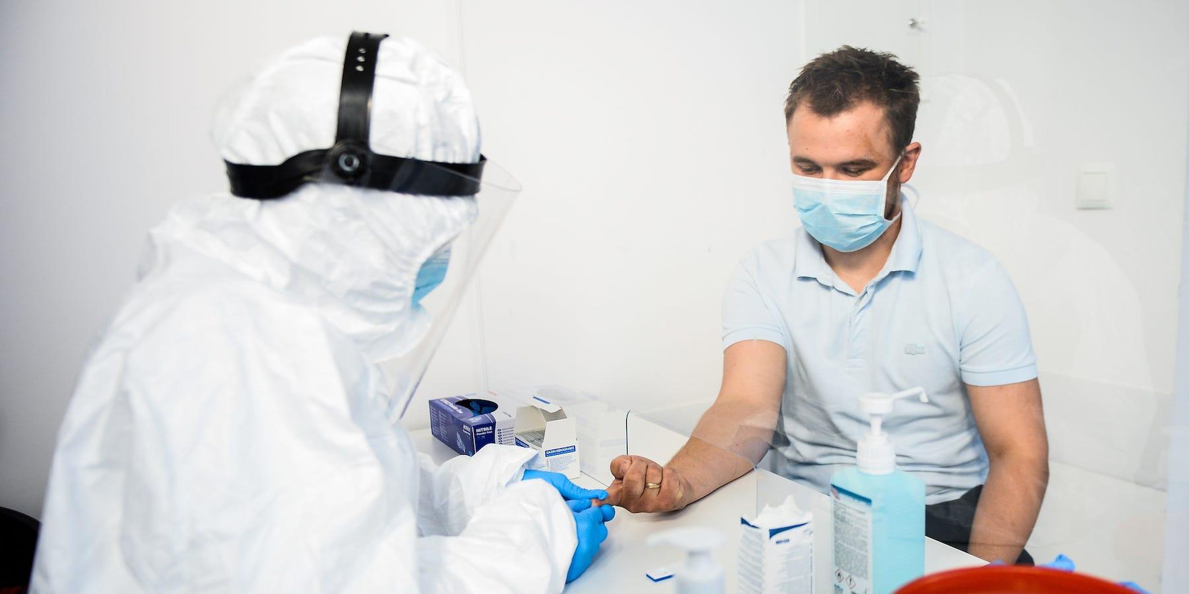 Un trabajador de la salud extrae sangre para realizar una prueba de anticuerpos para COVID-19 en el Hospital Dworska, en Cracovia, Polonia, el 9 de abril de 2020.