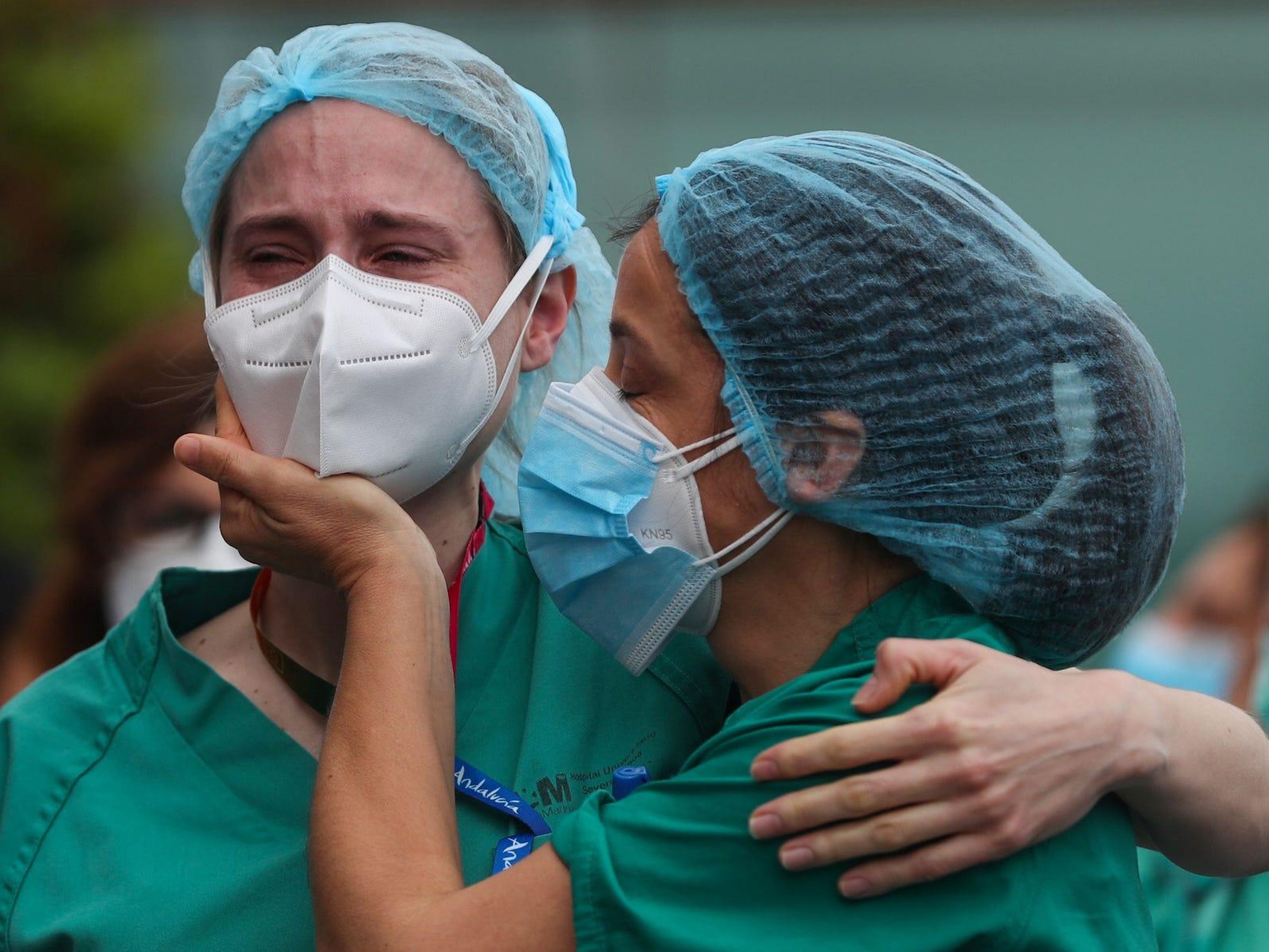 Trabajadores de la salud en un homenaje a su compañero de trabajo Esteban, un enfermero que murió de un coronavirus en España en abril de 2020.