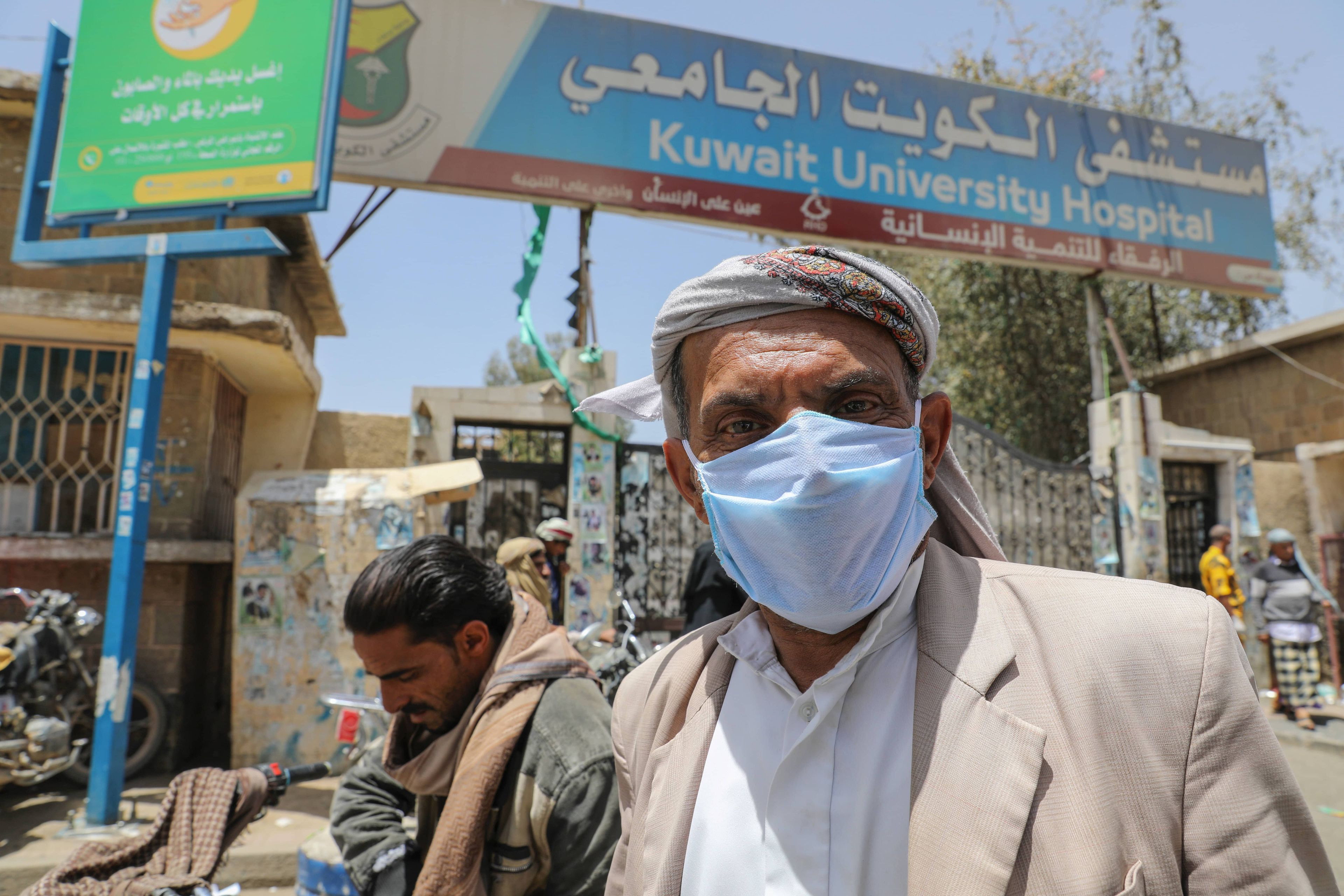 Hombre en Yemen llevando una mascarilla para evitar el contagio por coronavirus.
