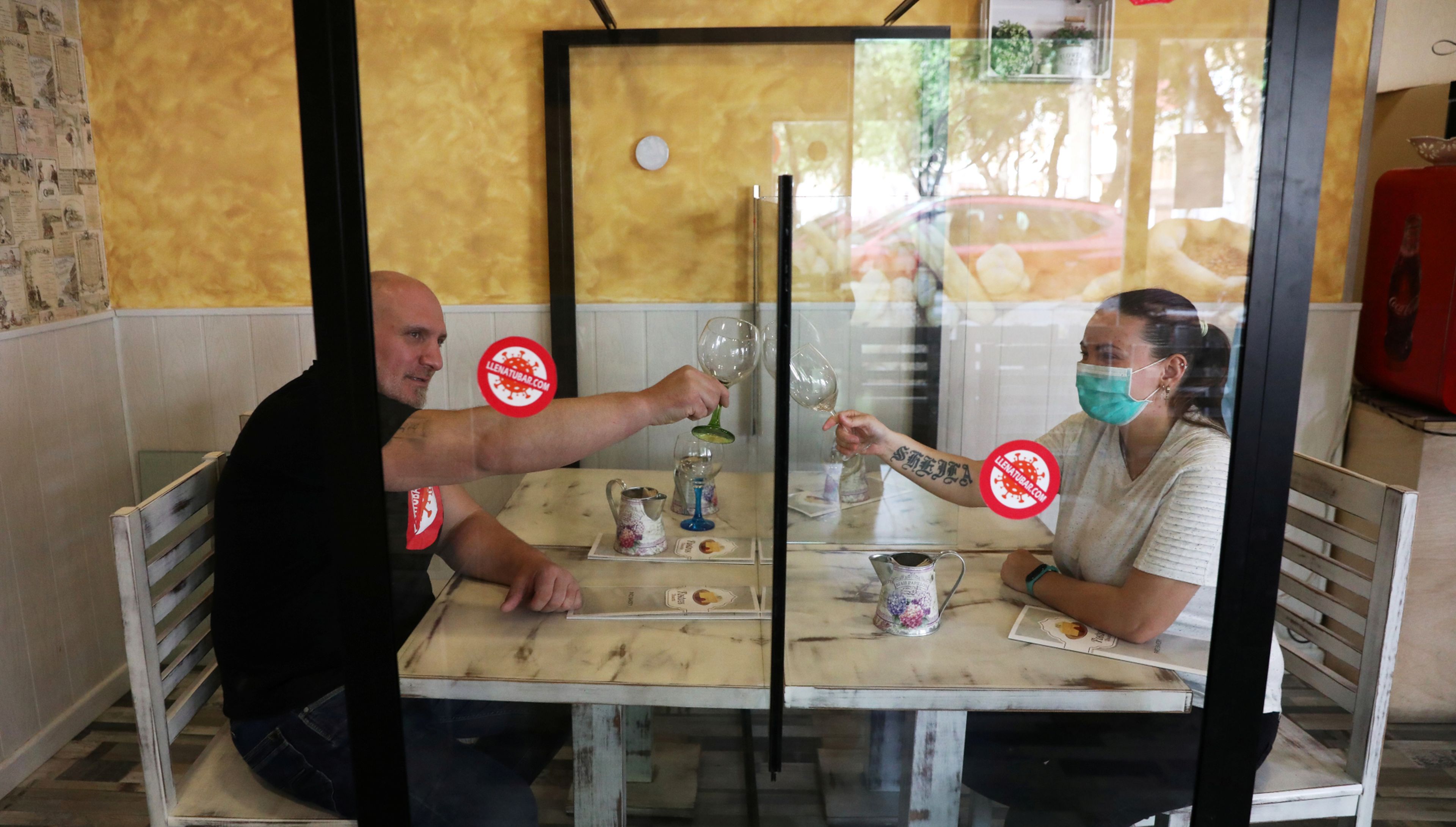 Hosteleros de Leganés (Madrid) prueban el uso de mamparas en sus bares como protección ante el coronavirus
