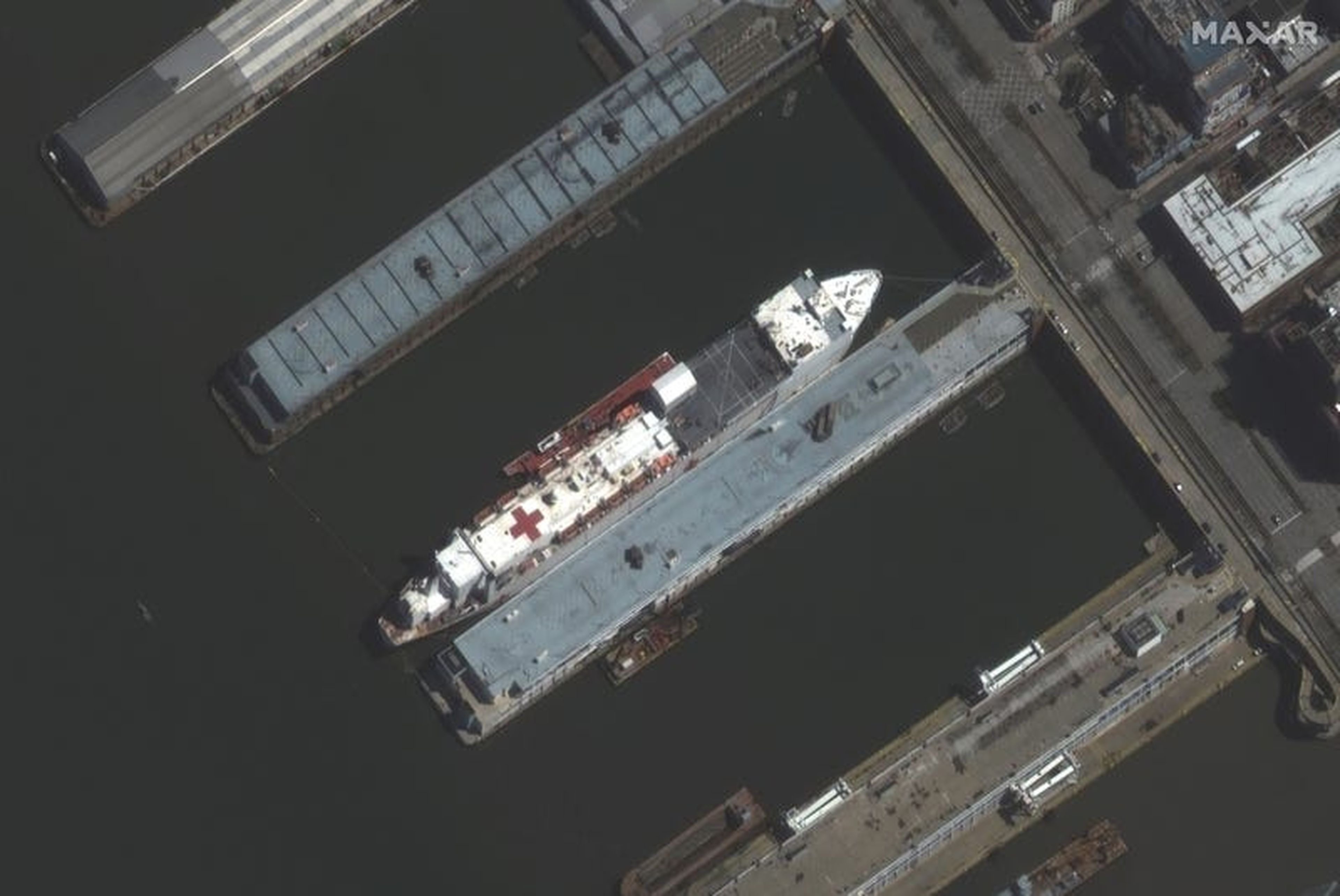 Y esta imagen muestra su barco gemelo, el USNS Comfort, que atracó en la ciudad de Nueva York el 30 de marzo.