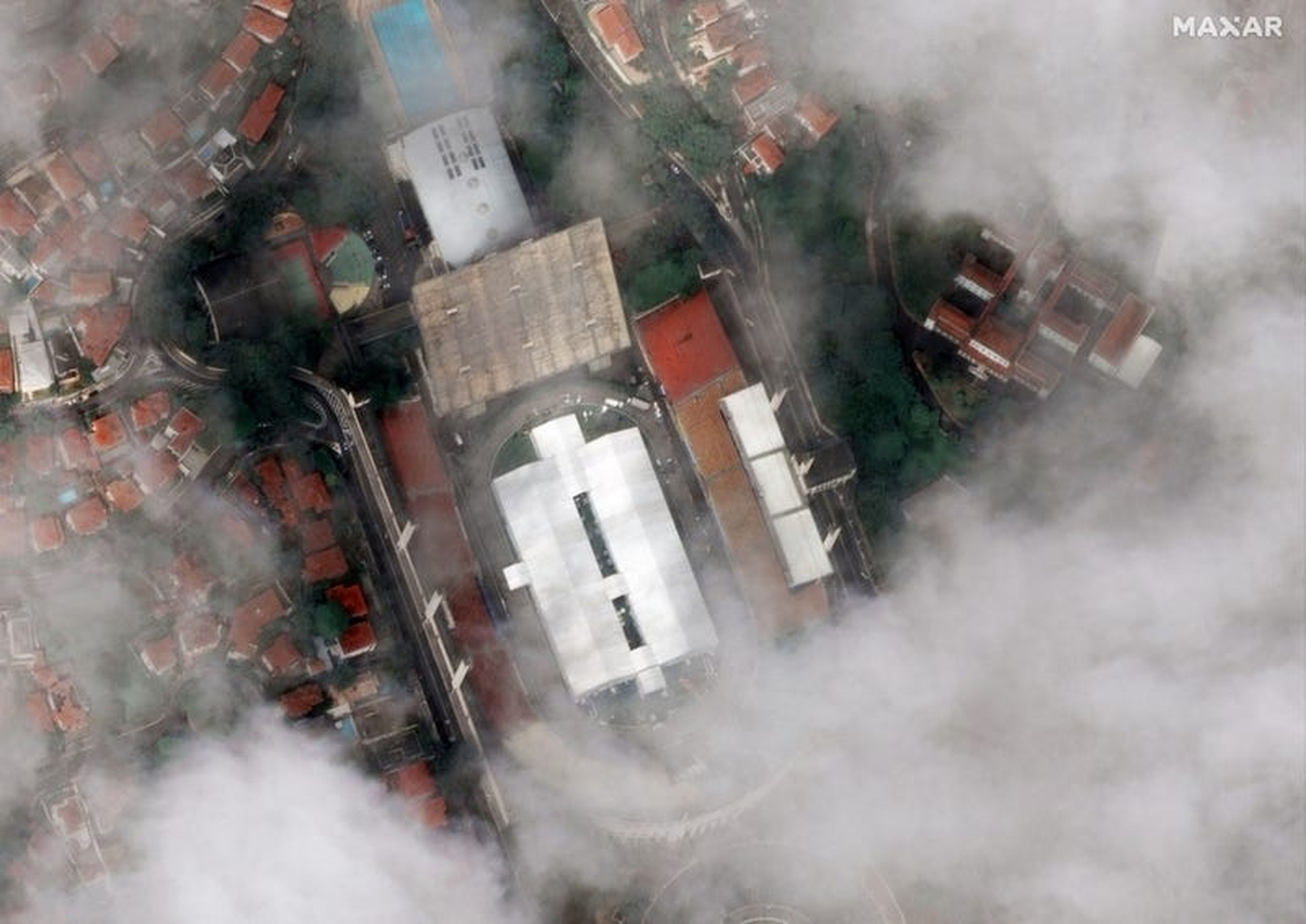 Esta imagen muestra un enorme hospital de campaña construido en medio del estadio Pacaembu en Sao Paulo, Brasil