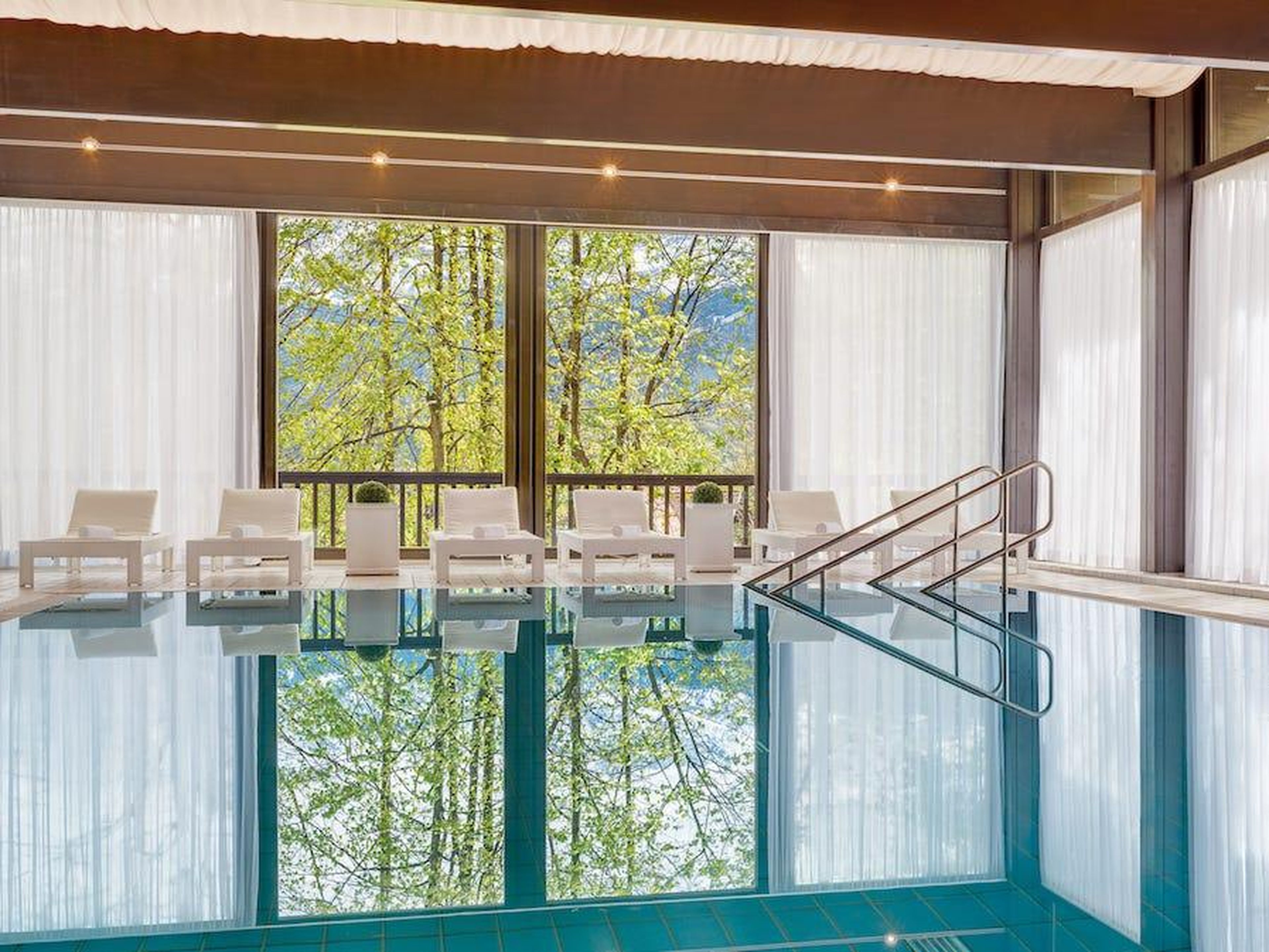The indoor swimming pool is another scenic spot, boasting a large window front and panoramic view of the Alps. In addition to the pool, the hotel has a sauna and fitness studio.