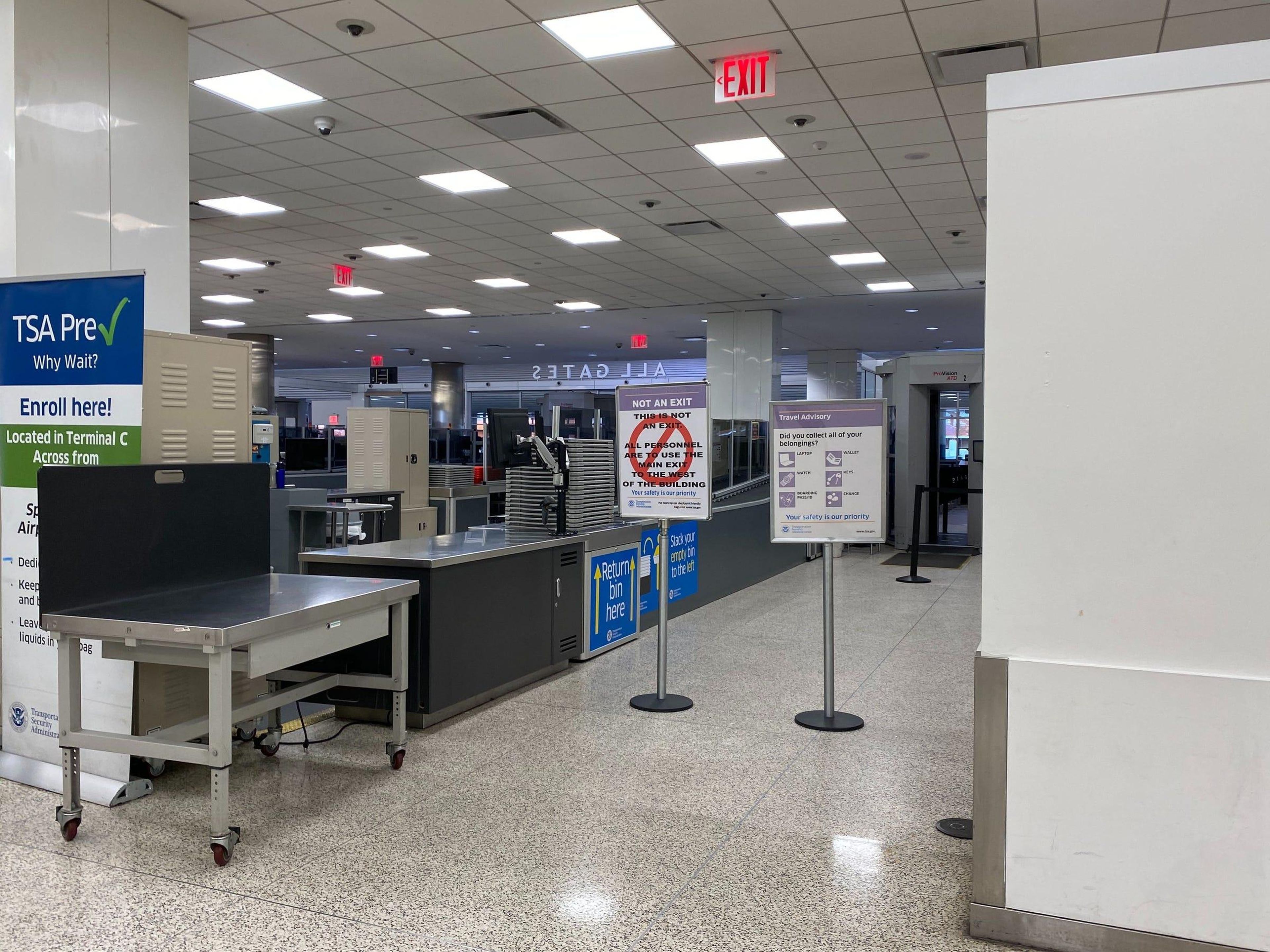 El área de seguridad en la Terminal D fue cerrada.