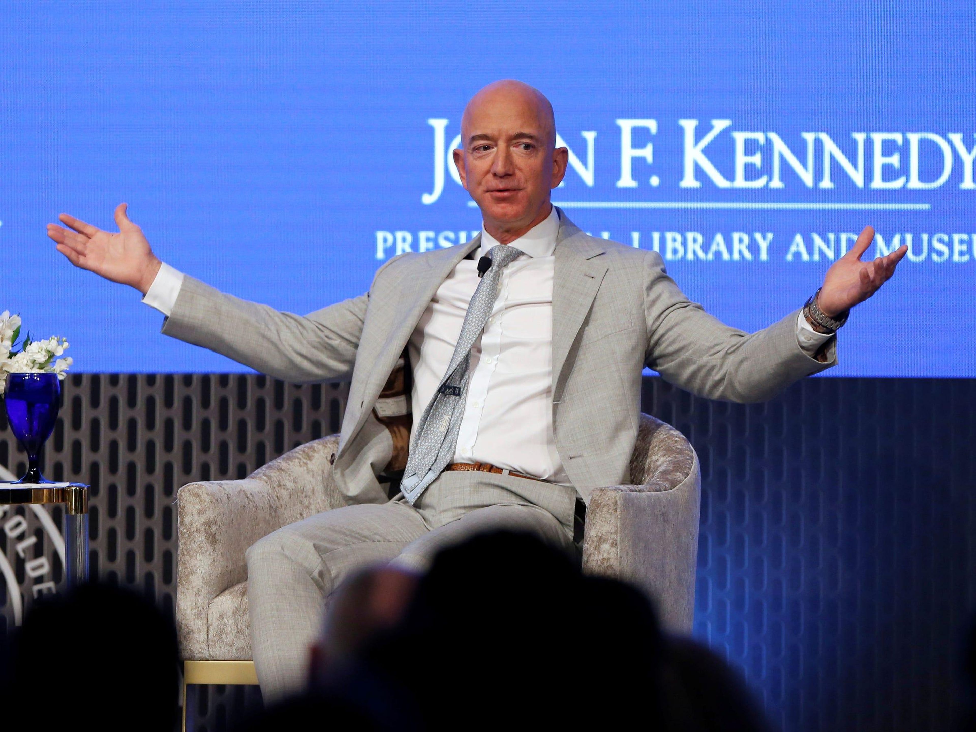 Jeff Bezos, fundador de Amazon y Blue Origin, habla durante la Cumbre Espacial JFK, celebrando el 50 aniversario del alunizaje, en la Biblioteca John F.Kennedy en Boston, Massachusetts, EE. UU., 19 de junio de 2019.