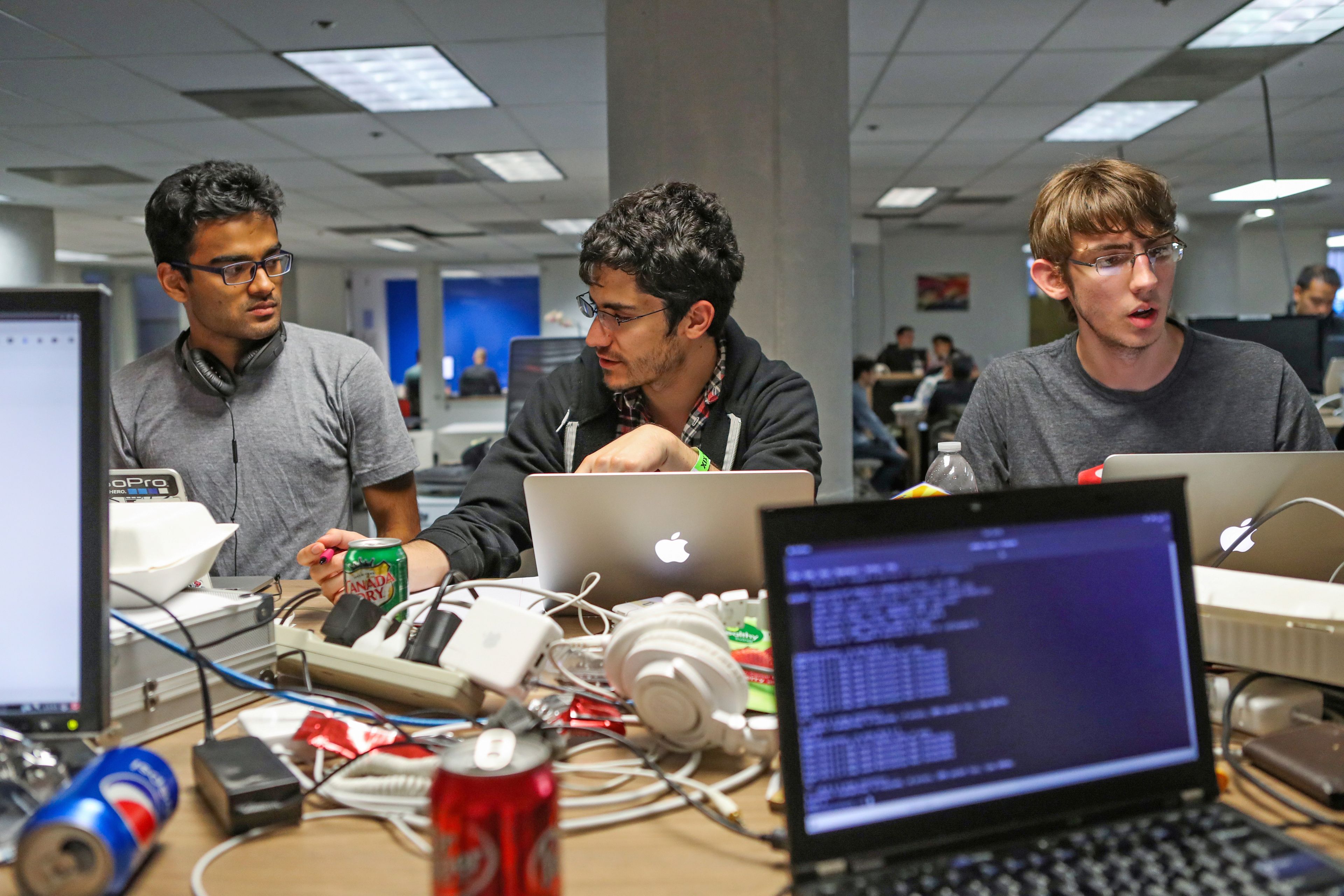 Jóvenes programadores durante un hackaton.