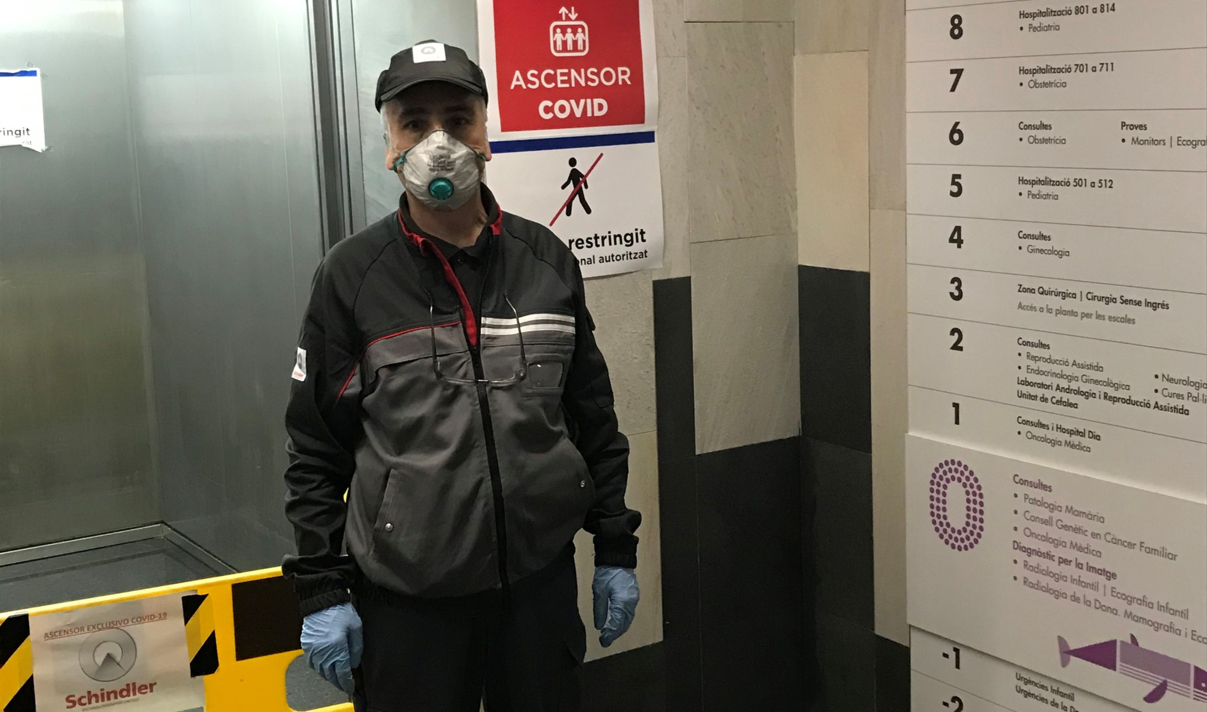 Juan Domingo, técnico de mantenimiento de ascensores de Schindler en el Hospital de Vall d'Hebron