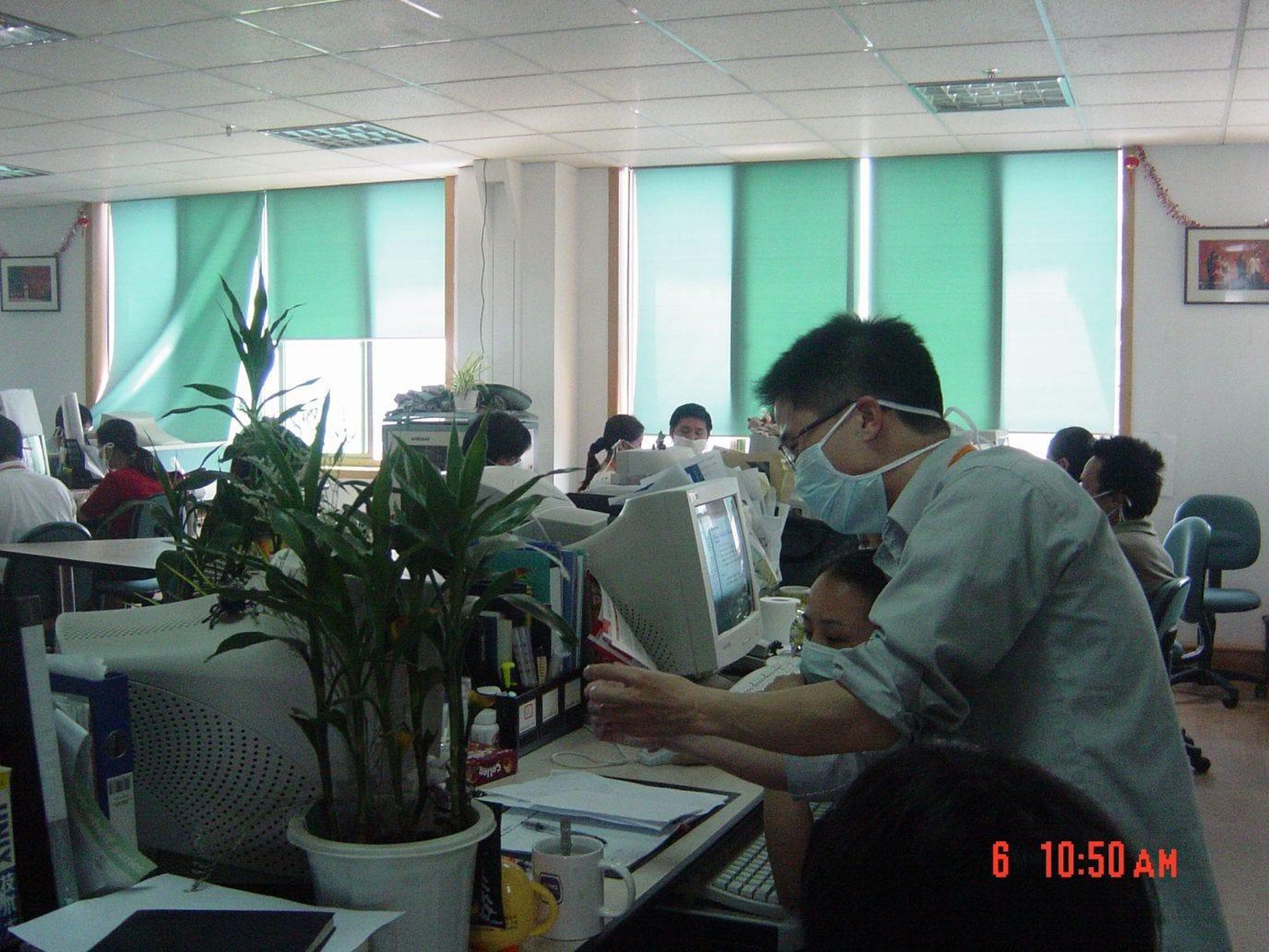 El equipo de Alibaba trabajando durante la crisis del SARS.