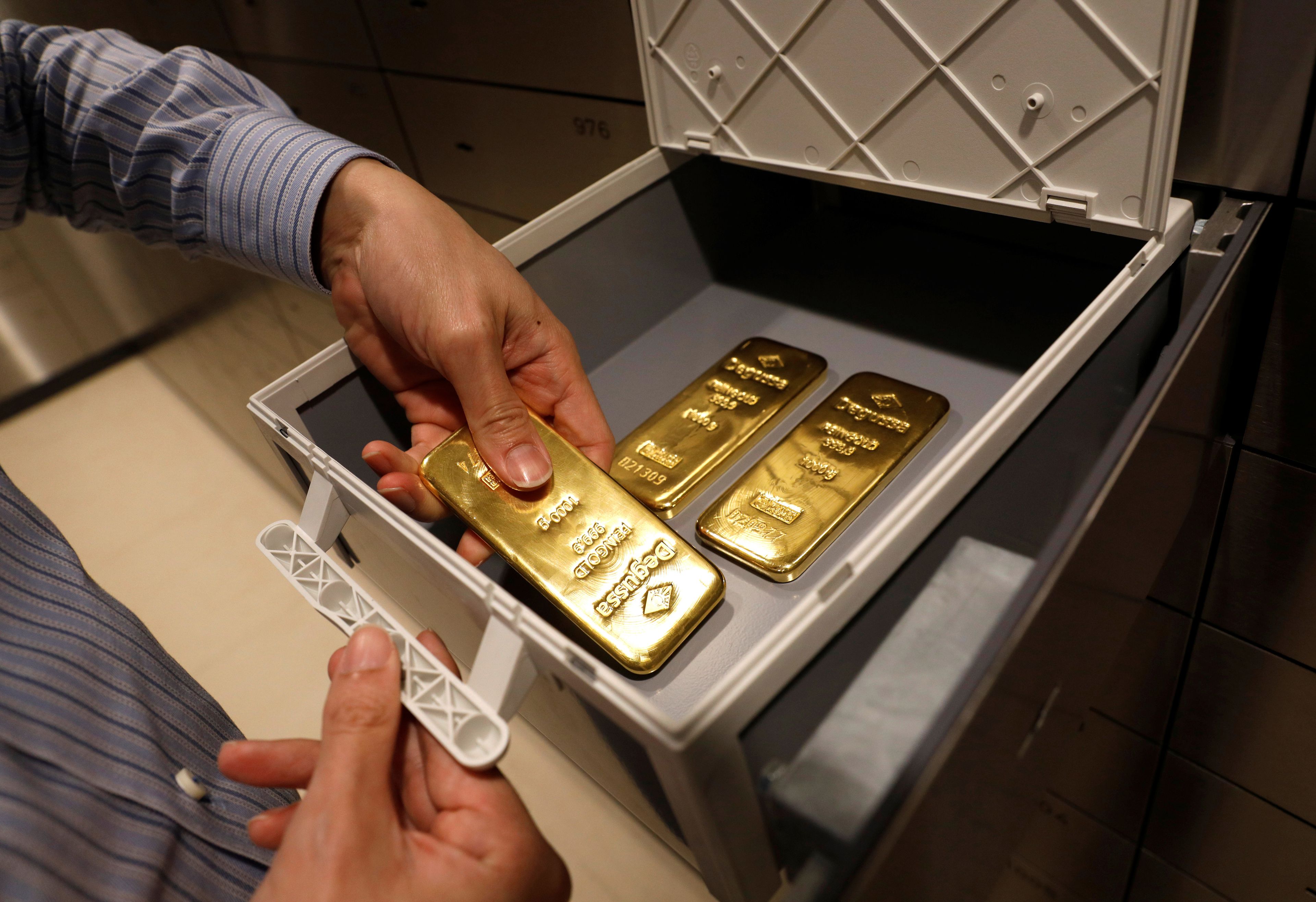 Слиток золота и серебра имеет массу. Слиток золота. Слиток золотой. Банковское золото. Банковские слитки золота.