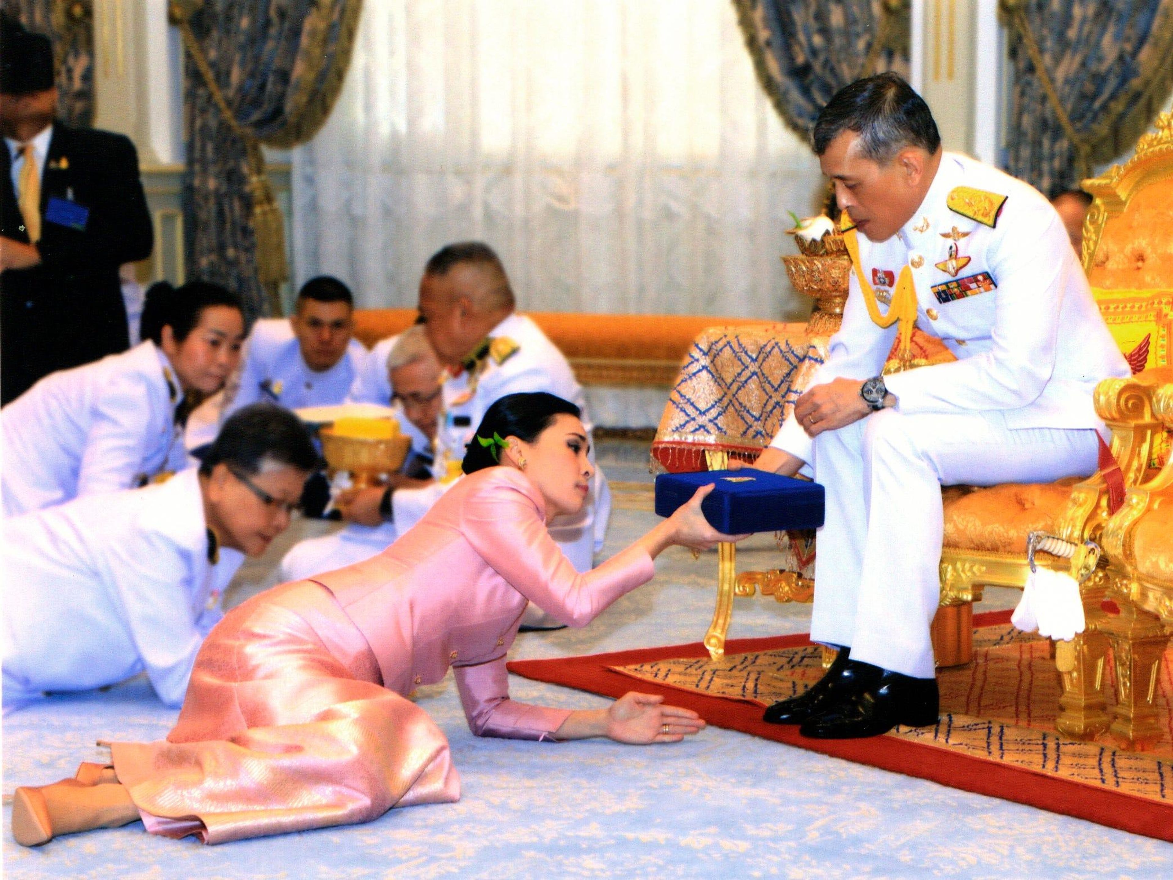 Tres días antes de su coronación, Maha Vajiralongkorn se casó con su cuarta esposa, Suthida, que fue su pareja y guardaespaldas personal, en una ceremonia sorpresa el 1 de mayo de 2019 en Bangkok, Tailandia.