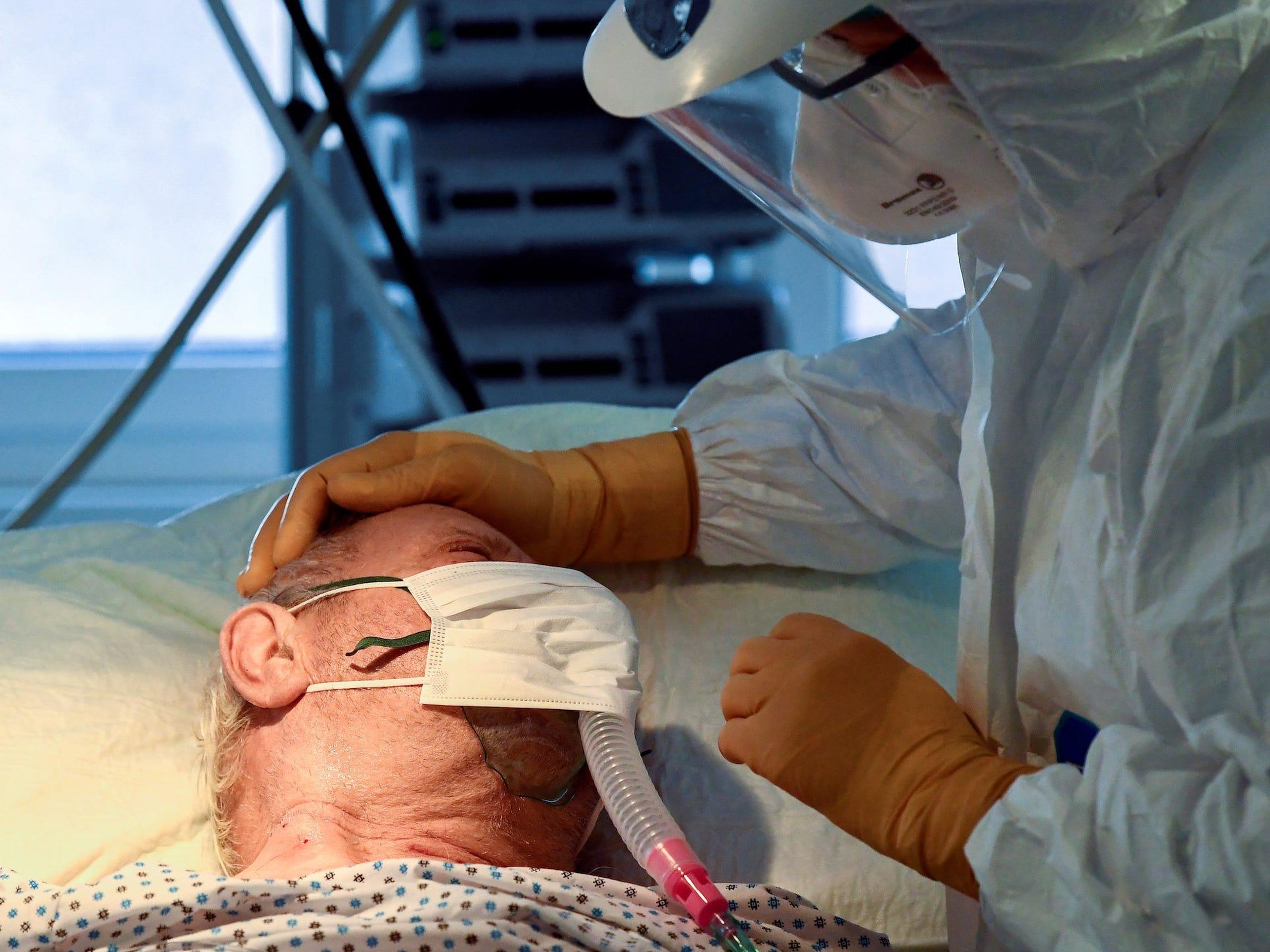 Un miembro del personal médico junto a un paciente de coronavirus en la UCI del hospital Circolo en Varese, Italia, el 9 de abril de 2020.
