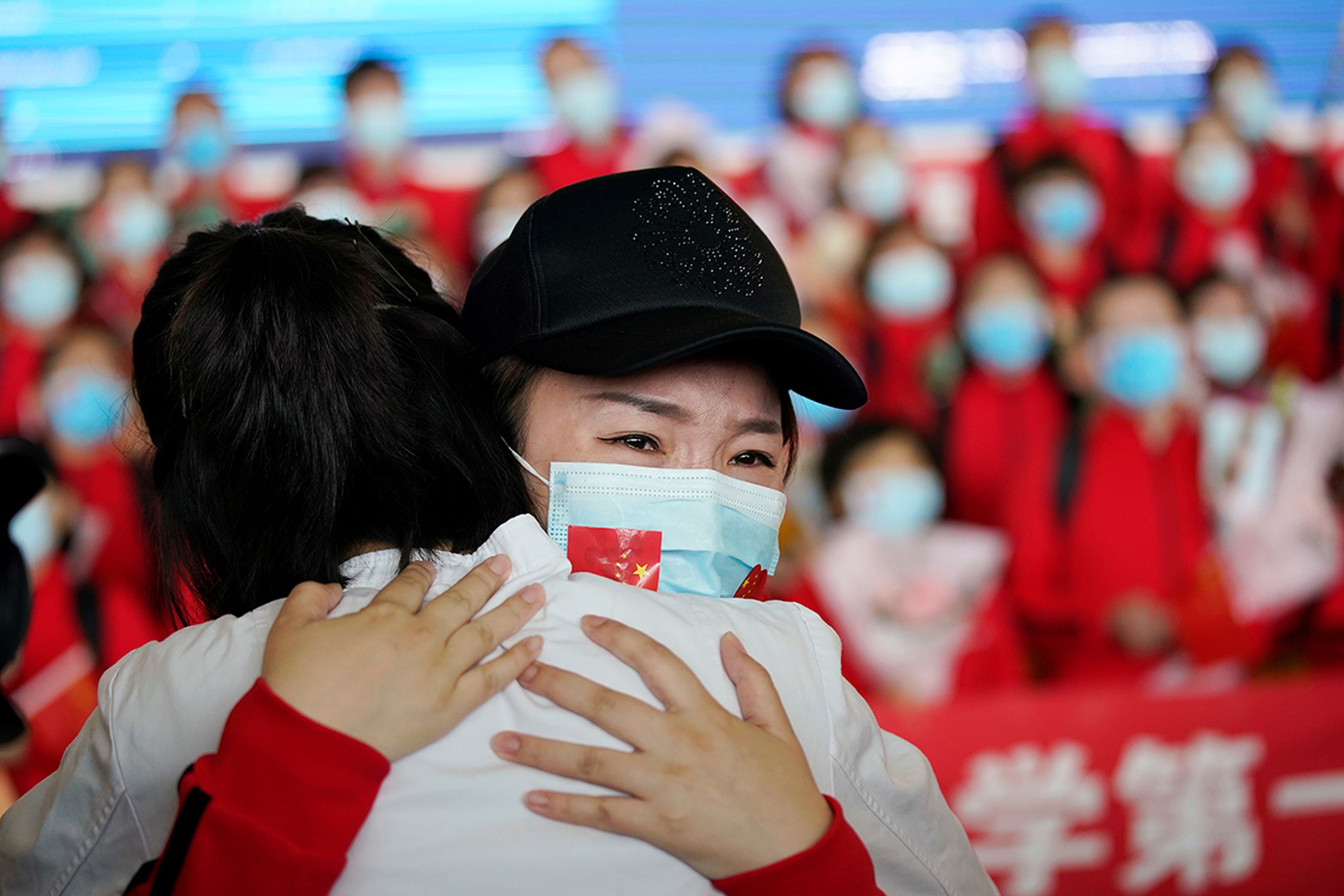 Médicos emocionados ante el fin de la cuarentena en Wuhan.