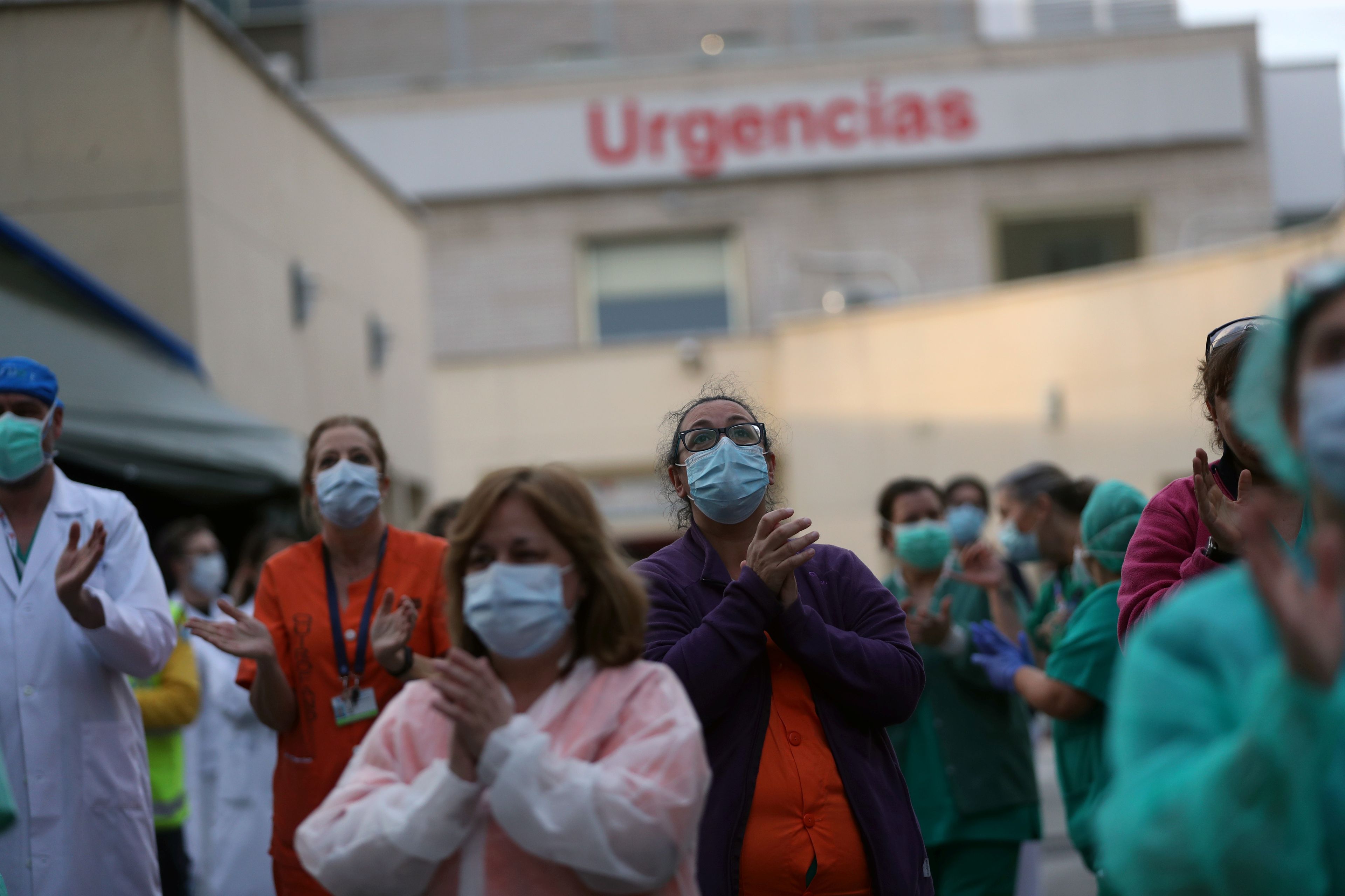 Médicos aplauden a las 20.00 en plena crisis del coronavirus