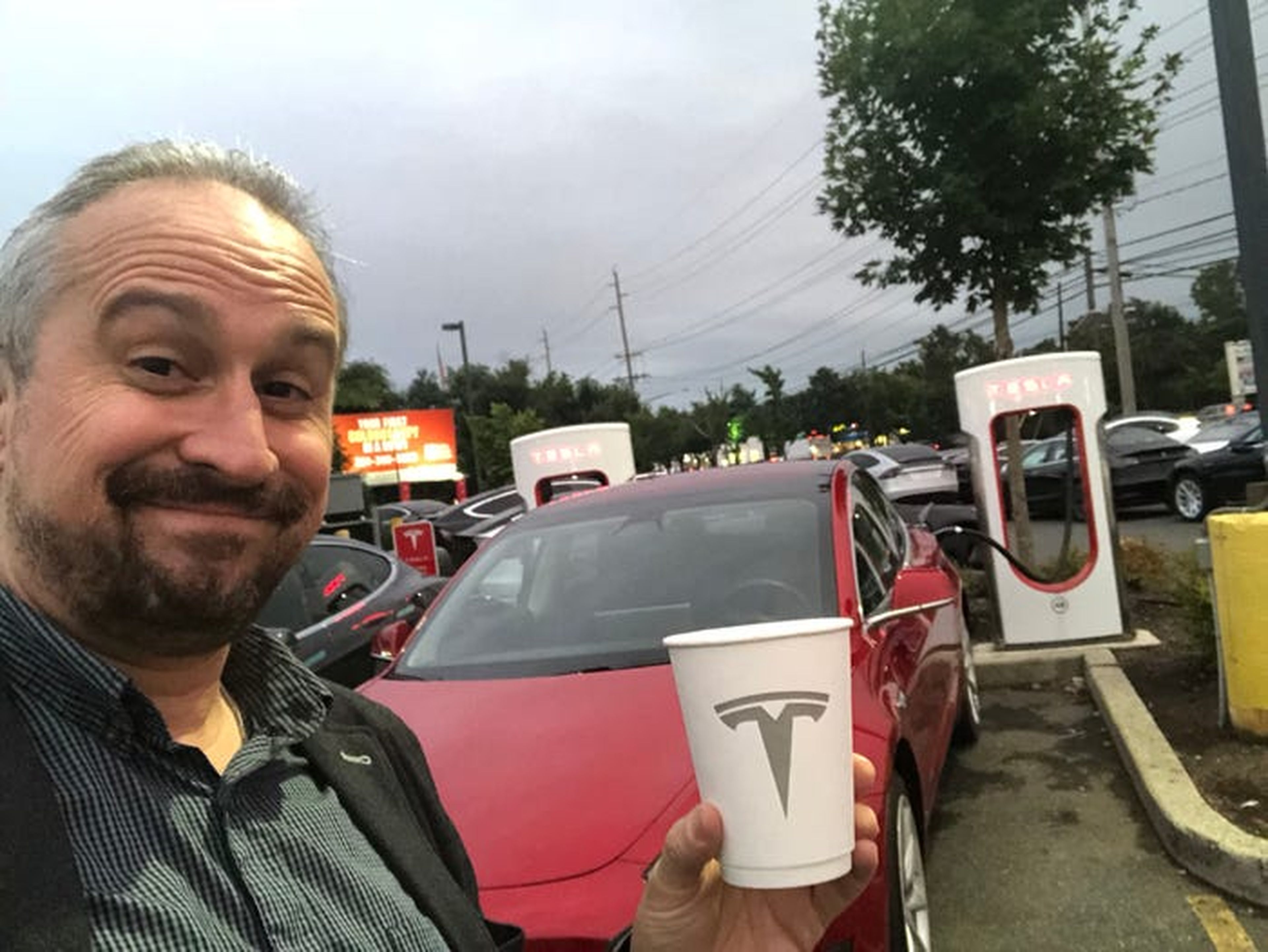 Mi espera mientras el Tesla Model 3 se recarga en una estación "Supercharger".