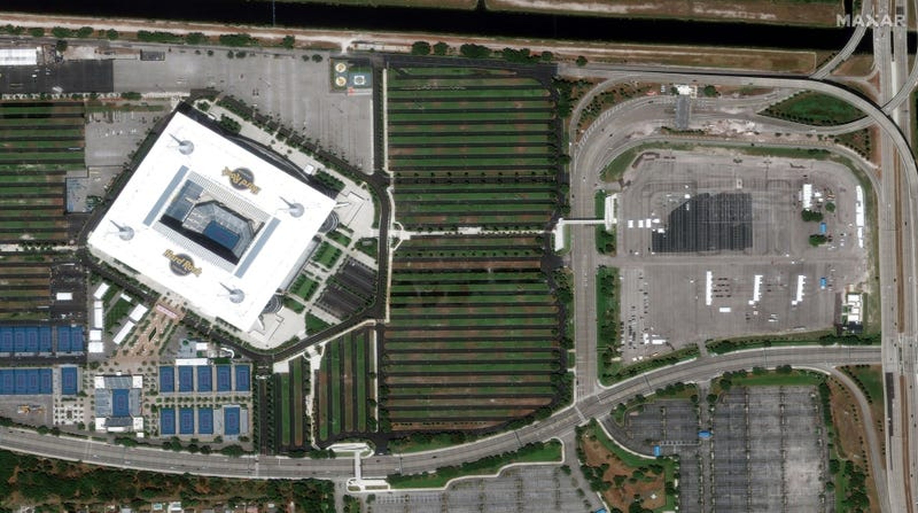 En Miami, la Guardia Nacional del Ejército de Florida ha transformado el aparcamiento del Hard Rock Stadium