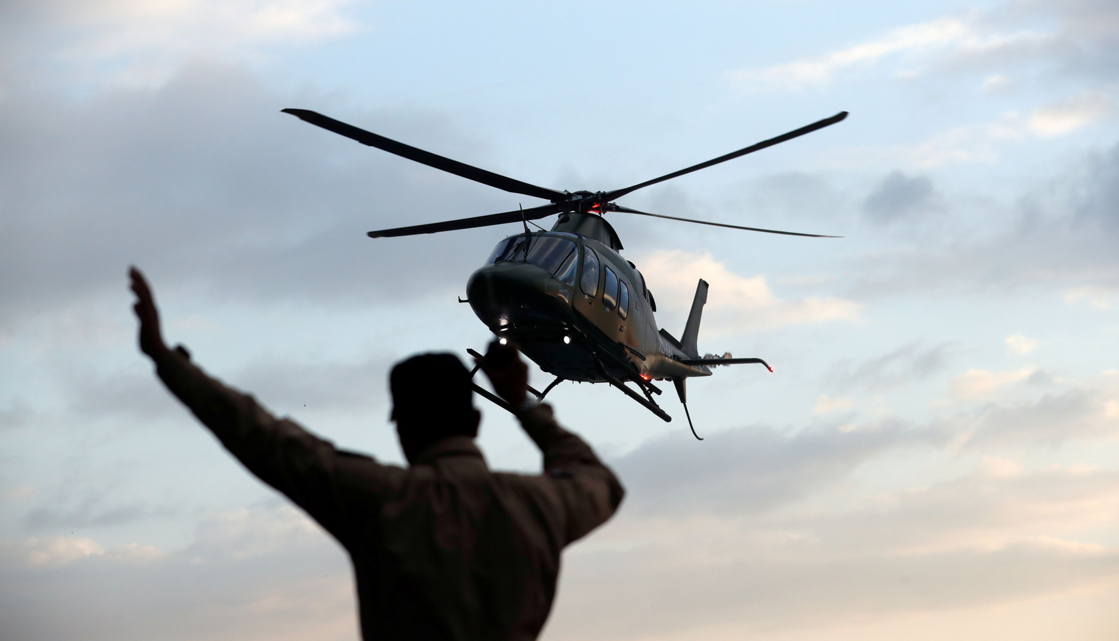 Un militar camboyano asiste en la maniobra de aterrizaje de un helicóptero