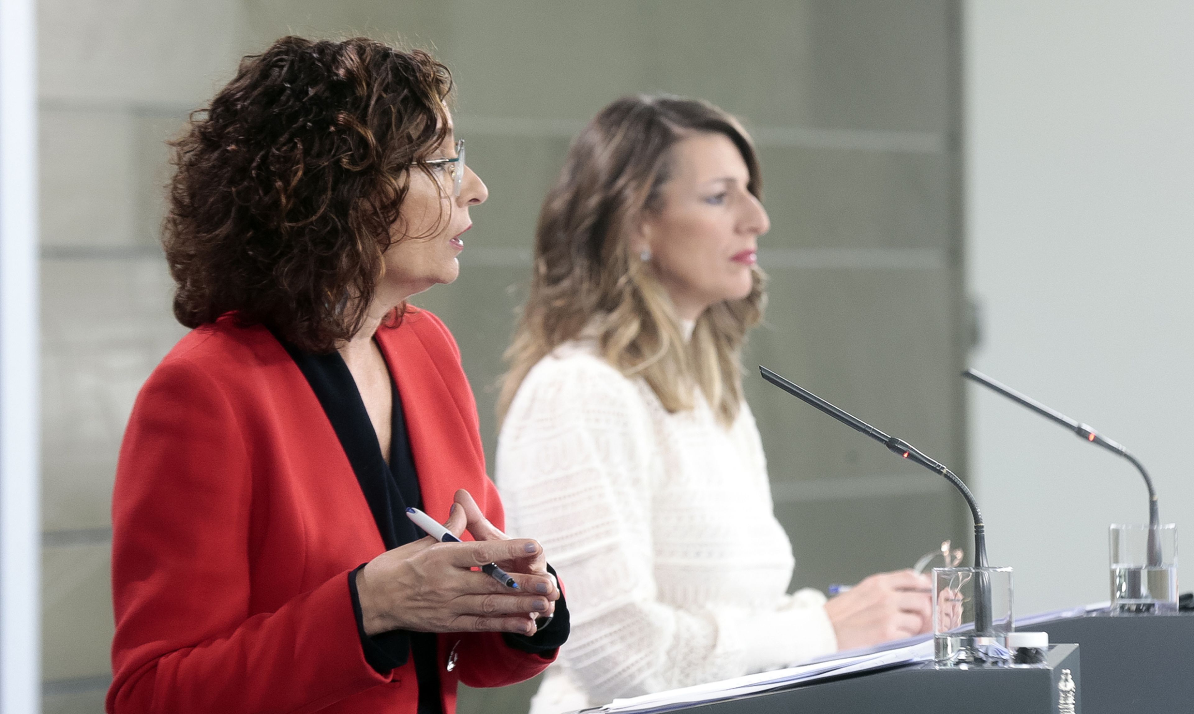 La ministra de Hacienda, María Jesús Montero, y la de Trabajo, Yolanda Díaz