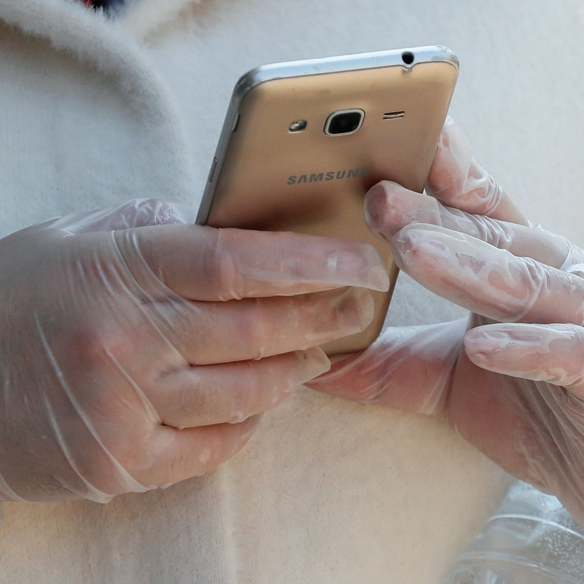 10 guantes táctiles perfectos para seguir usando el móvil en días de frío  intenso