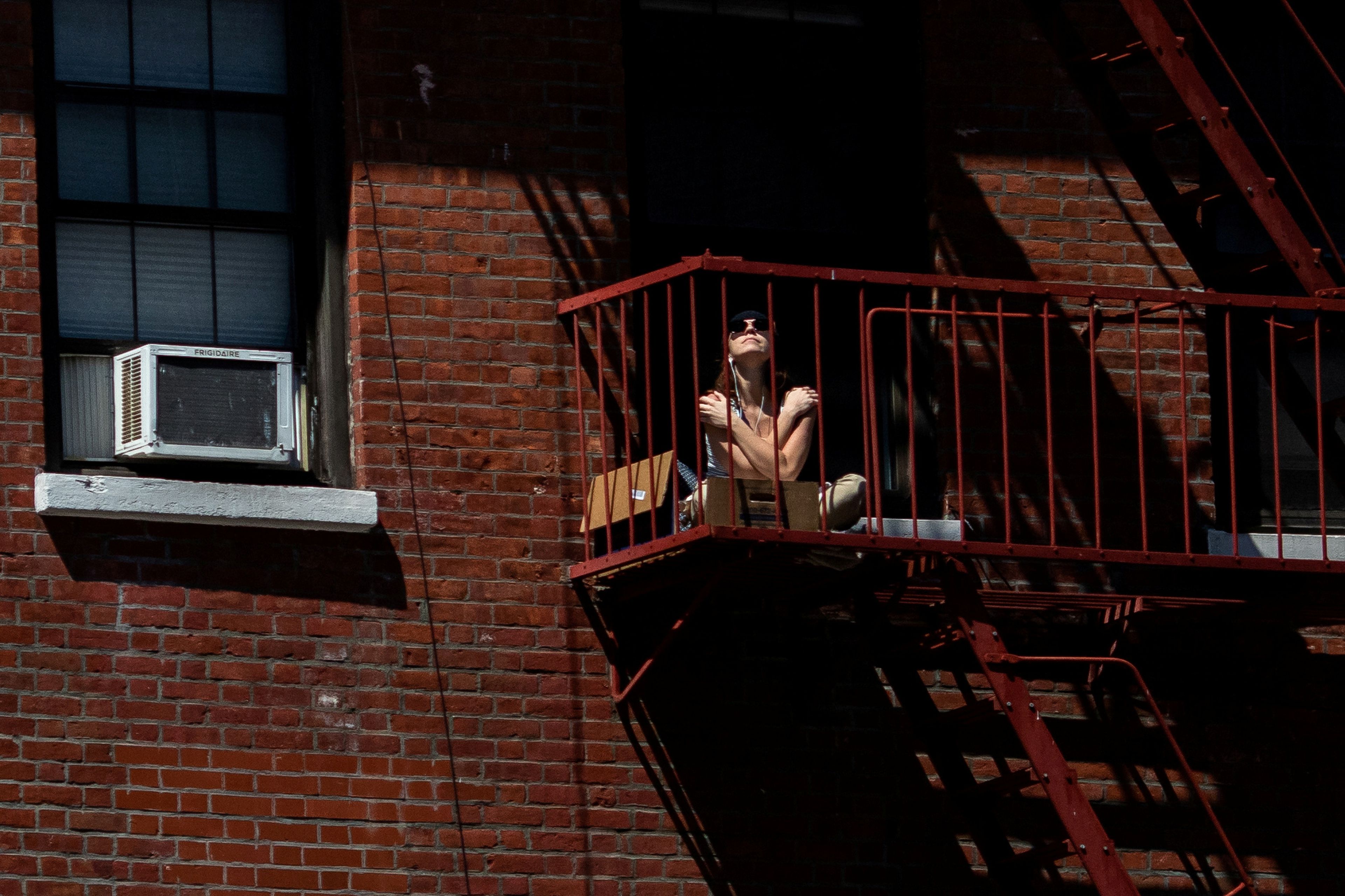 Mujer en el balcón confinamiento