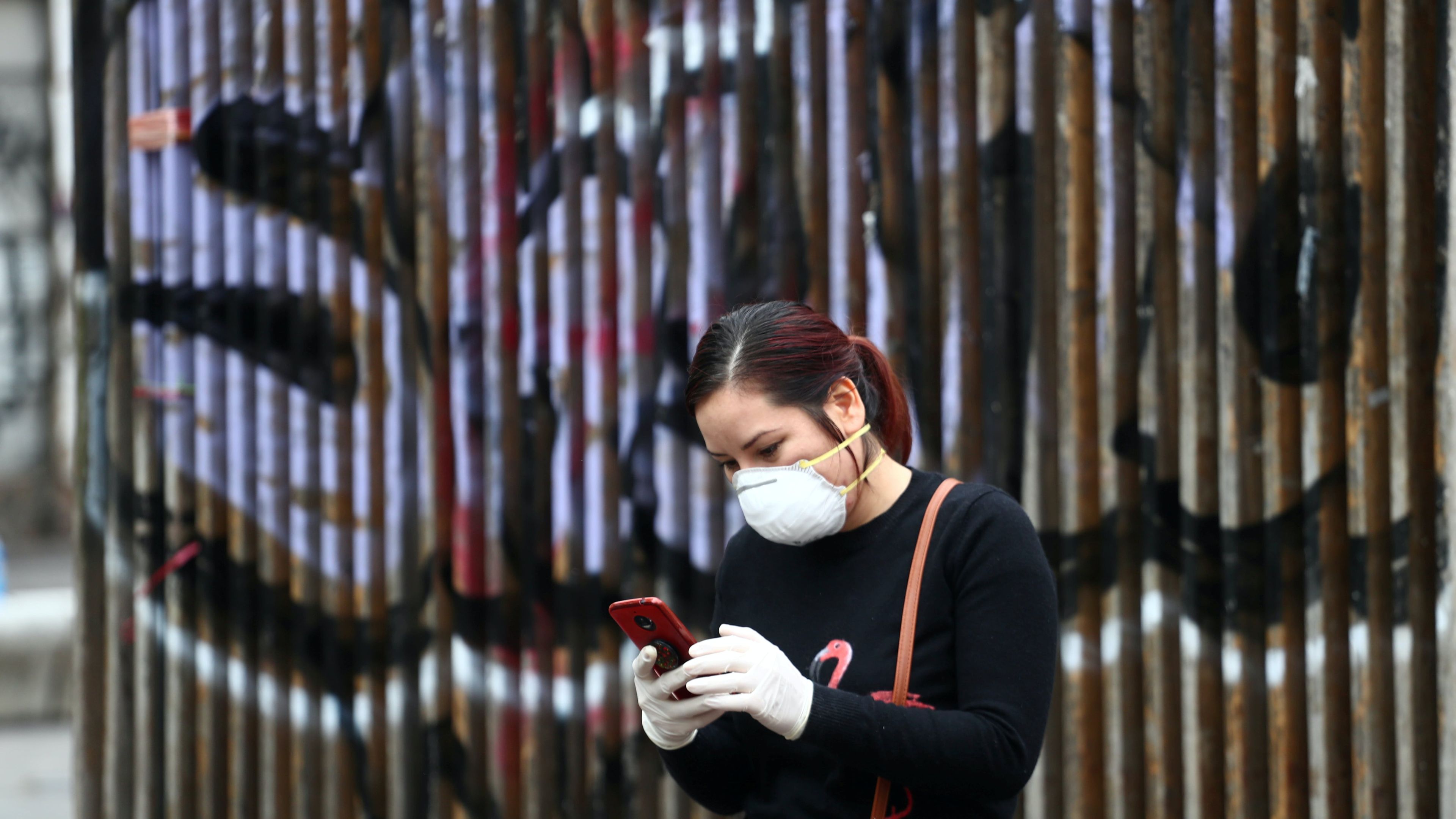 Una mujer comprueba su móvil en Madrid, durante la crisis del coronavirus.