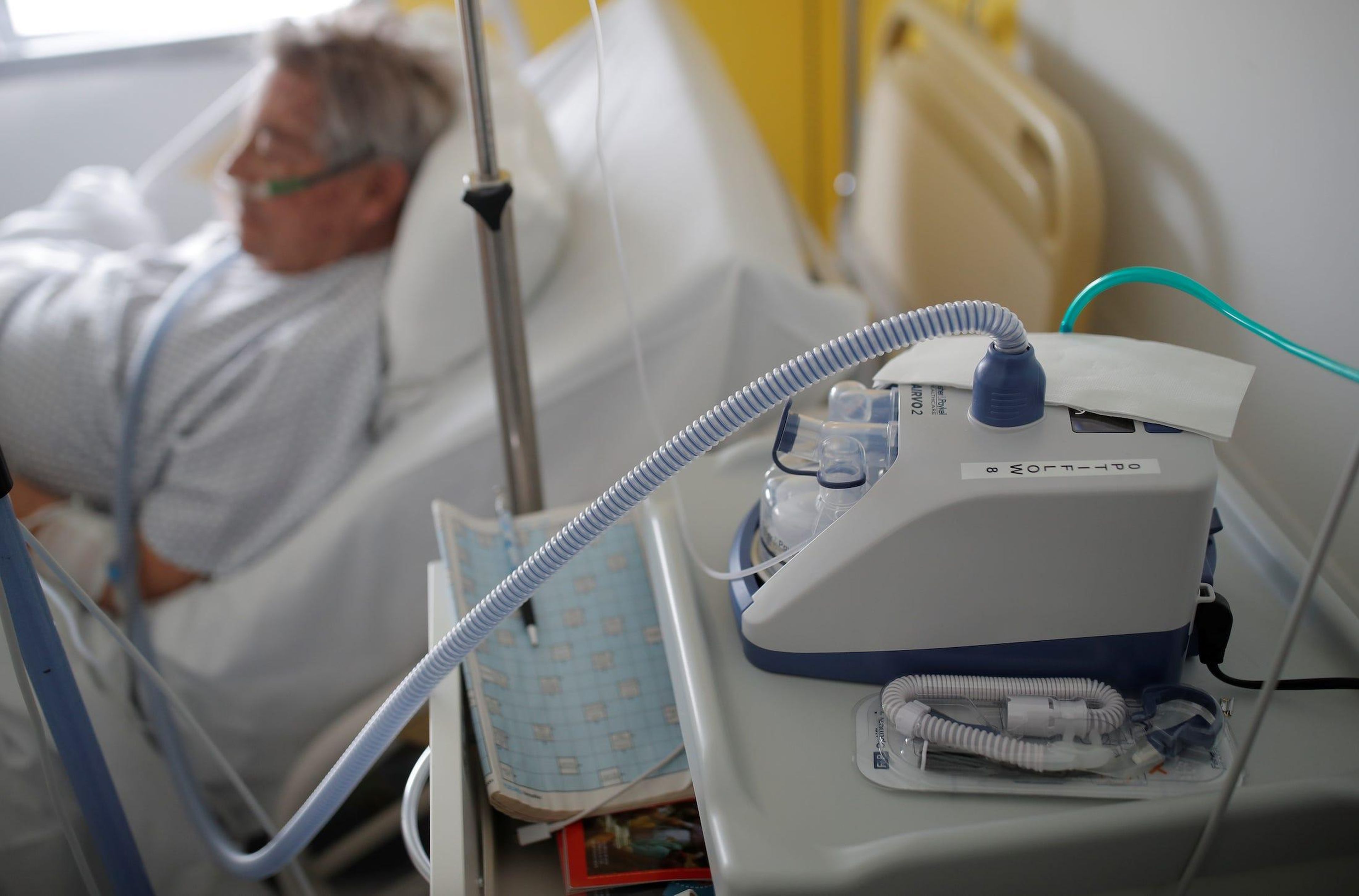 Un paciente que padece COVID-19 es tratado en un hospital de neumología en Vannes, Francia, el 20 de marzo de 2020.