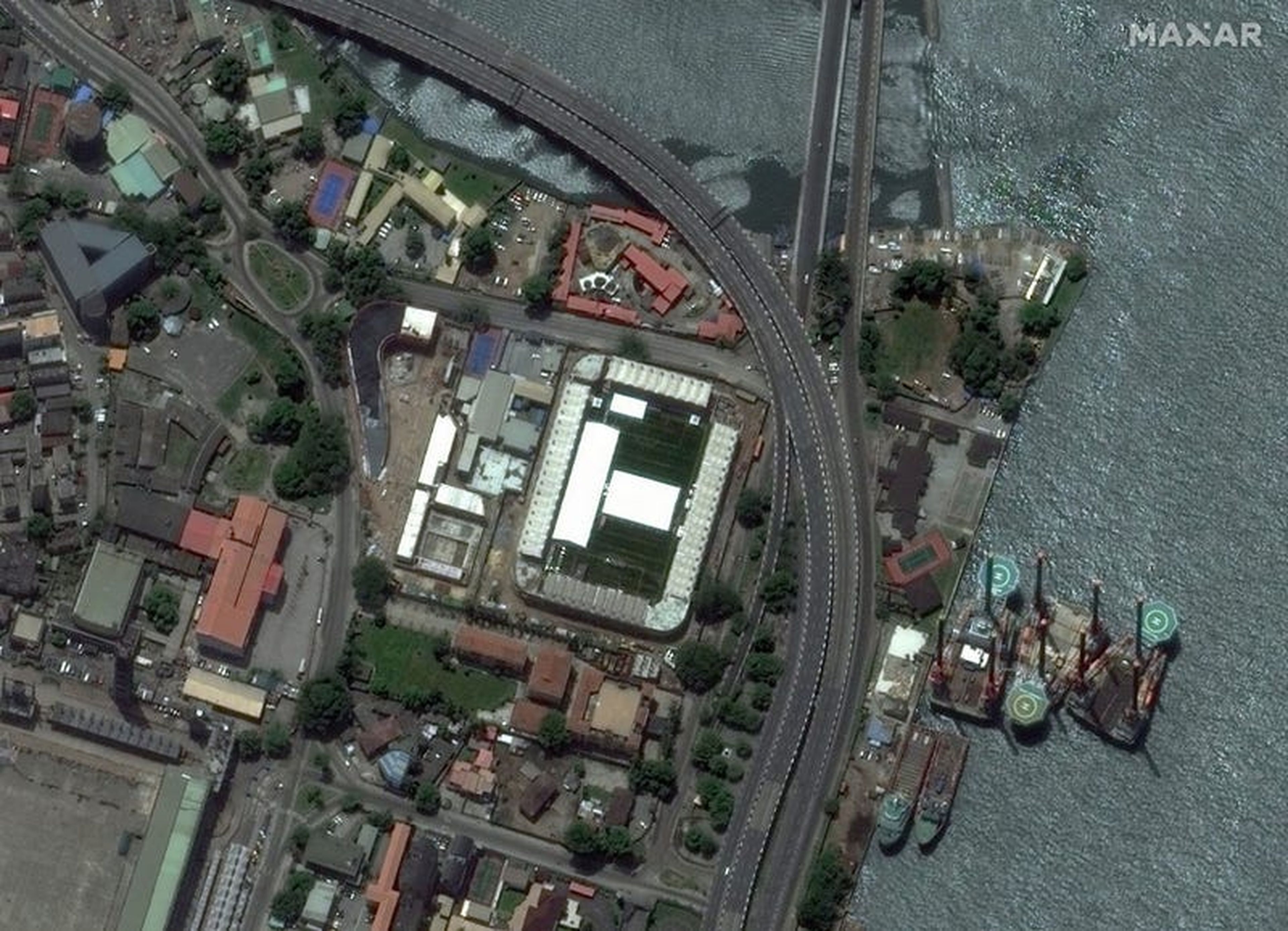 En Nigeria, esta imagen satelital muestra un hospital construido en medio del estadio deportivo Onikan.