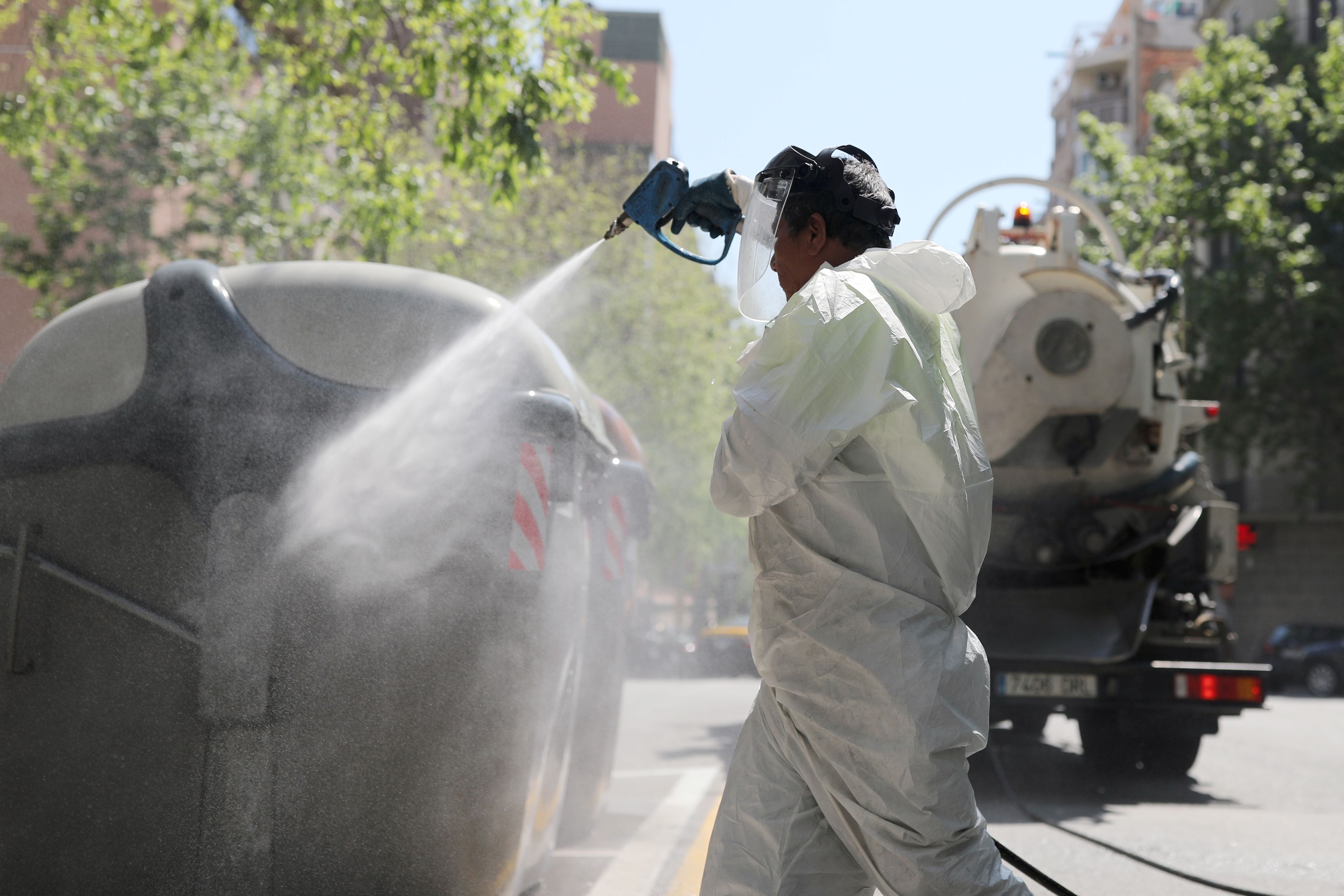 Un operario desinfecta las calles de Barcelona en medio de la pandemia del coronavirus